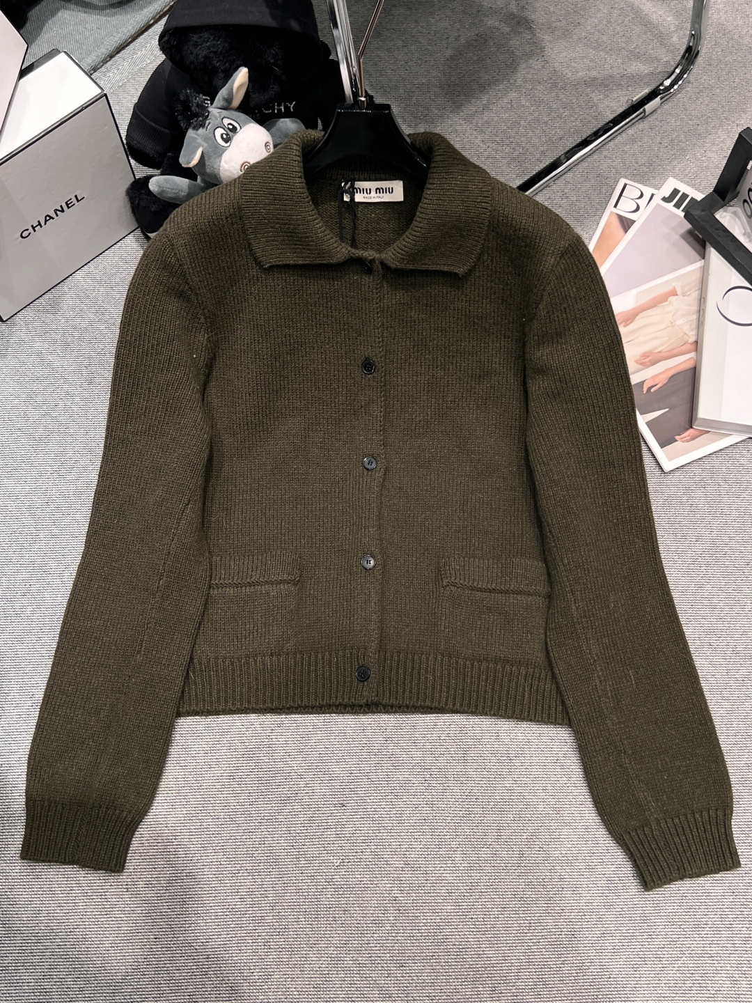 NO:578649,——MIUMI*——2025 new autumn and winter knitted tops, super nice olive green, the relaxed feeling of a wealthy daughter SML,,miumiu,alexander wang19860909——MIUMI*——2025秋冬新款针织上衣,超级好看的橄榄绿,富家千金的松弛感SML,,miumiu,alexander wang,Women's clothing