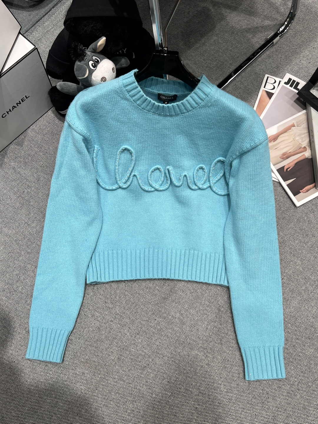 NO:578636,——Chane*——2025 autumn and winter new wool sweater, the same style as the star, with three-dimensional letter beading details on the chest, full of sophistication SML,,chanel,alexander wang19860909——Chane*——2025秋冬新款羊毛针织衫,明星同款,胸前立体字母串珠细节,精致感满满SML,,chanel,alexander wang,Women's clothing