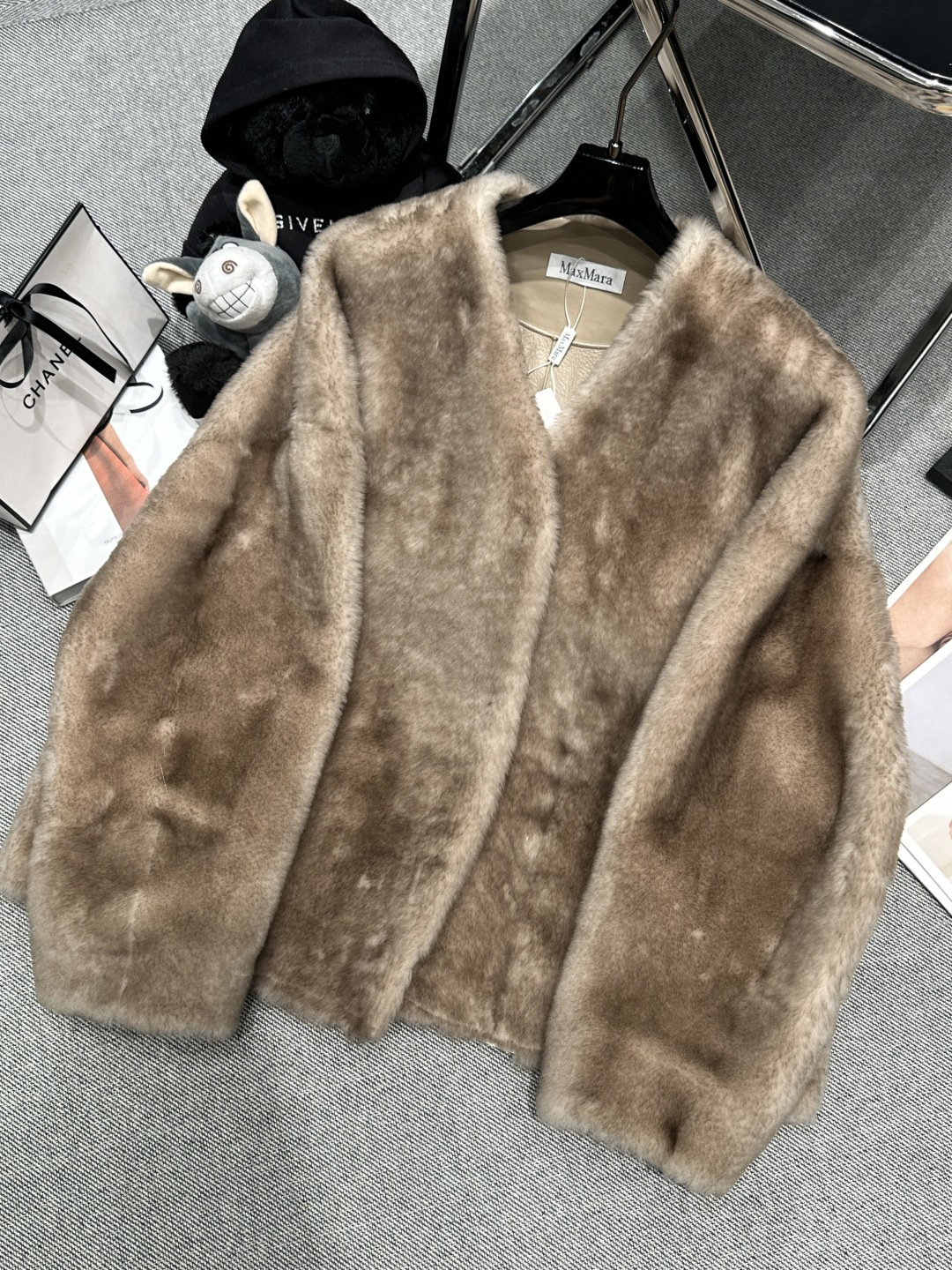 NO:586680,Equipped with dust bag - MAX MAR* - 2025 autumn and winter new fur one-piece jacket, made of imported merino fur, the upper body is gentle and elegant, daily versatile SMLXL,, jackets & coats, alexander wang19860909配防尘袋——MAX MAR*——2025秋冬新款皮毛一体外套,采用进口美利奴皮毛一体,版型上身温柔大气,日常百搭款SMLXL,,jackets & coats,alexander wang,Women's clothing