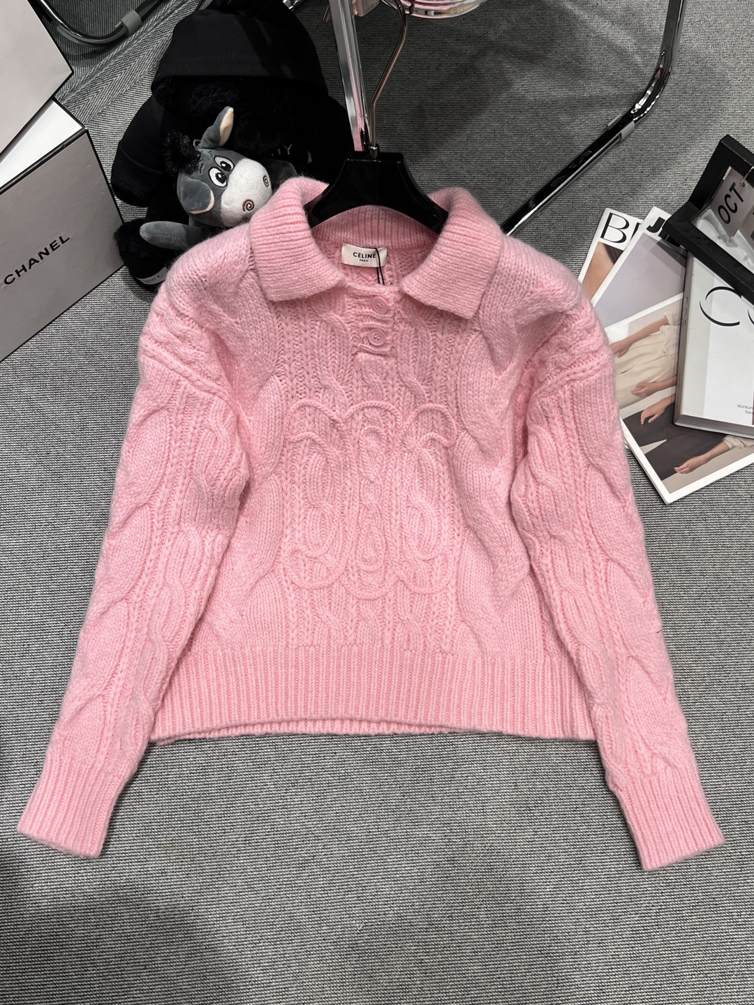 NO:578773,——Celin*——Autumn and winter Arc de Triomphe knitted sweater, same style as celebrities, classic Polo lapel twist texture, Arc de Triomphe embroidery on the chest, full of French retro feel. Mohair blend, soft and warm. SML,,celine,sweaters,alexander wang19860909——Celin*——秋冬凯旋门针织毛衣,明星同款,经典Polo翻领麻花纹理,胸前凯旋门刺绣,法式复古感满满.马海毛混纺,柔软又保暖.SML,,celine,sweaters,alexander wang,Women's clothing