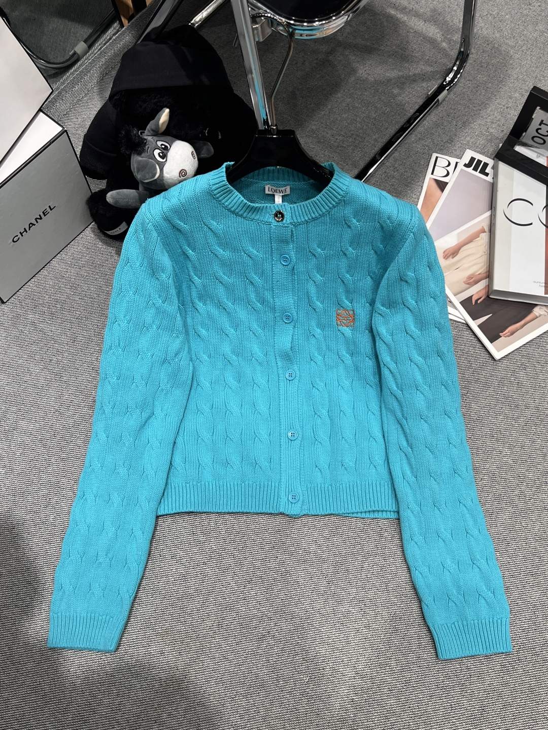 NO:578785,——LOEW*——The new twist knitted cardigan for autumn and winter, classic cable texture and contrasting embroidery pattern, low-key and recognizable. Suitable for college style or commuting~, size S-L,, loewe, alexander wang19860909——LOEW*——秋冬新款麻花针织开衫,经典绞花纹理撞色刺绣图案,低调又有辨识度.学院风or通勤都很适合~,码数S-L,,loewe,alexander wang,Women's clothing