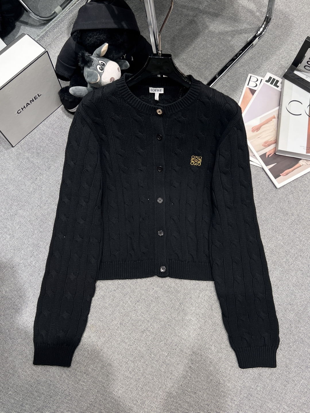 NO:700839,——LOEW*——2025 autumn and winter new twist knitted cardigan, classic cable texture contrasting embroidery pattern, low-key and recognizable. Suitable for college style or commuting~, size S-L, Loewe-clothing, loro piana, loewe, loewe,19860909——LOEW*——2025秋冬新款麻花针织开衫,经典绞花纹理撞色刺绣图案,低调又有辨识度.学院风or通勤都很适合~,码数S-L,罗意威-服装,loro piana,loewe,loewe,,Women's clothing