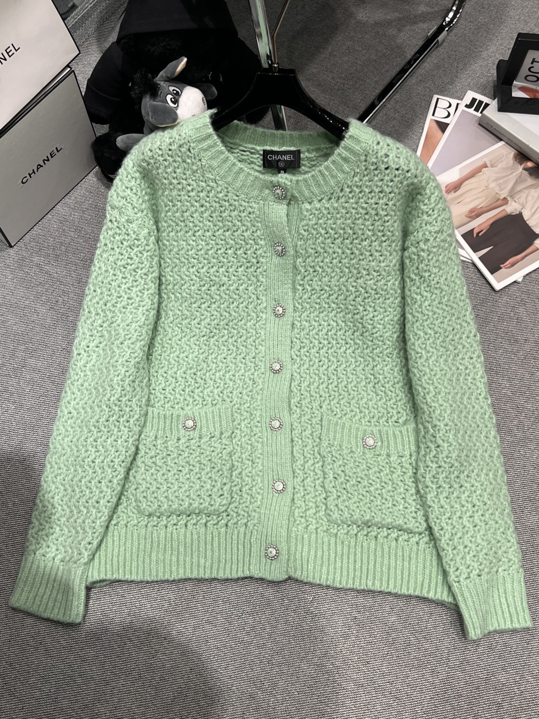 NO:578805,——Chane*——New autumn and winter wool blended knitted cardigan, made of mohair and horse wool blend, soft and warm, hollow thick needle craftsmanship, customized metal buttons, size SML,,chanel,alexander wang19860909——Chane*——秋冬新款羊毛混纺针织开衫,采用马海马羊毛混纺,柔软又保暖,镂空粗针工艺,定制金属纽扣,码数SML,,chanel,alexander wang,Women's clothing