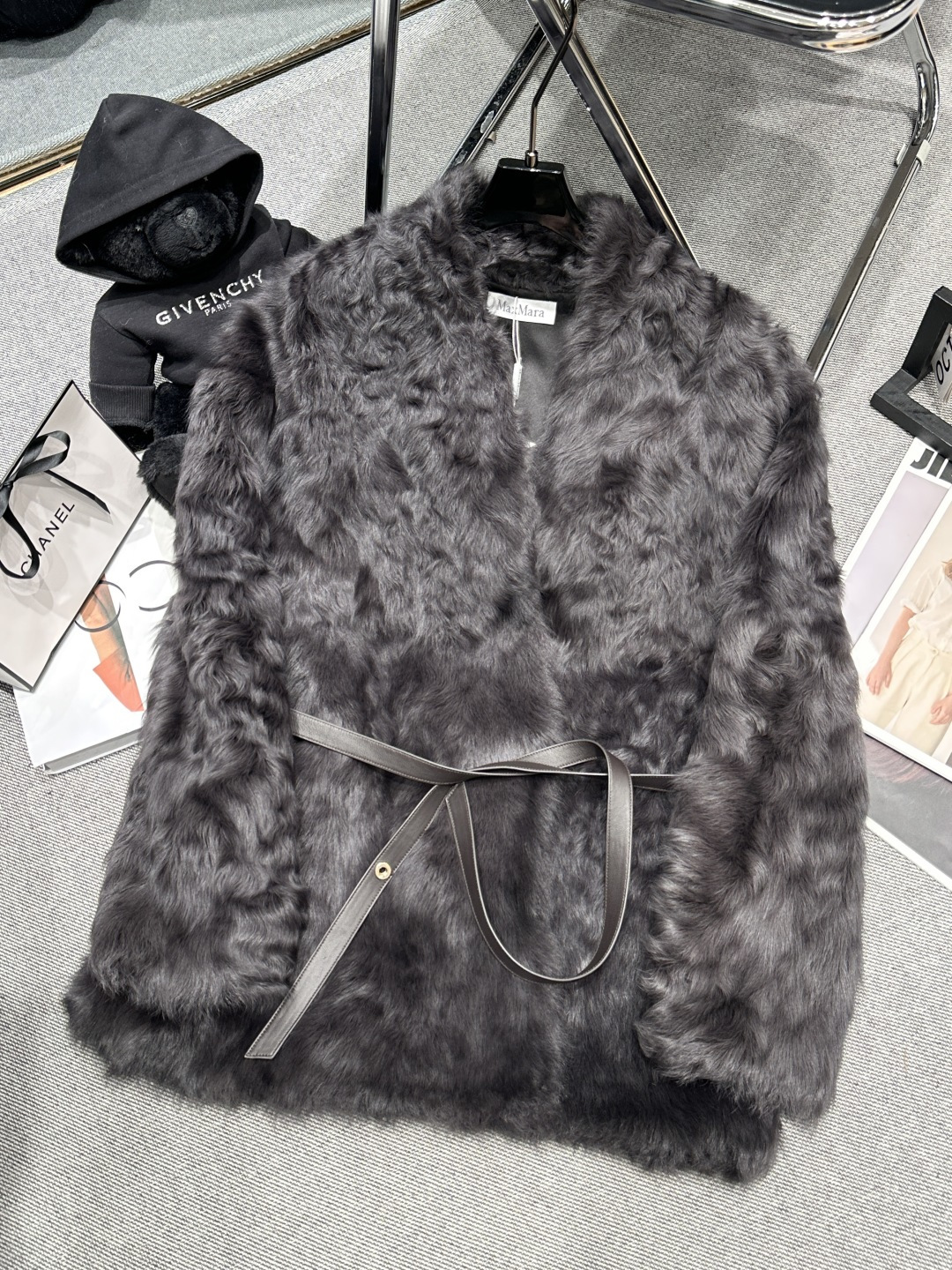 NO:687396,Equipped with dust bag - MAX MAR* - 2025 autumn and winter new small Hu sheep jacket, made of top quality small Hu sheep imported from Spain, V-neck belt design, slim and elegant SMLXL,, jackets & coats,19860909配防尘袋——MAX MAR*——2025秋冬新款小湖羊外套,采用西班牙进口顶级优质小湖羊,V领腰带设计,显瘦又有气质SMLXL,,jackets & coats,,Women's clothing