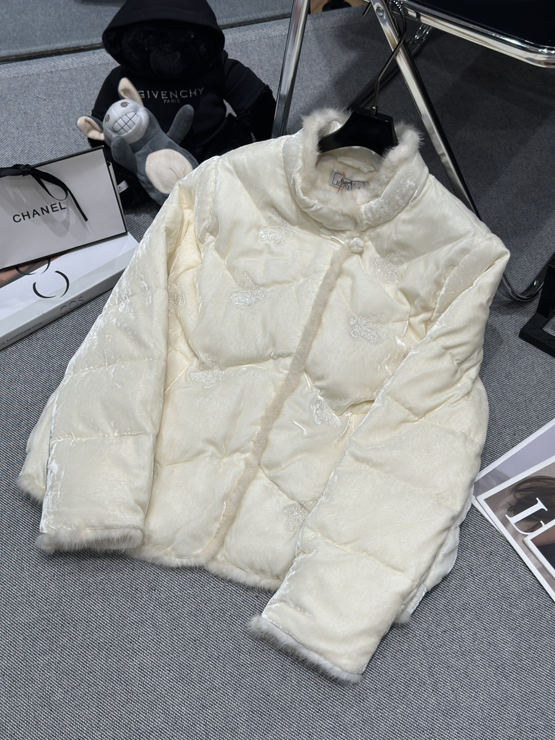 NO:588581,Equipped with dust bag - HERME* - 2025 autumn and winter new mink velvet national style down jacket, using heavy embroidery technology, super exquisite and lifelike, using mink trim, the liner is filled with 90 white duck down, the version is super slimming SMLXL, hermes, down jacket, alexander wang19860909配防尘袋——HERME*——2025秋冬新款水貂丝绒国风羽绒服,采用重工刺绣工艺,超级精美,栩栩如生,采用水貂镶边,内胆填充90白鸭绒,版型上身超级显瘦SMLXL,,hermes,down jacket,alexander wang,Women's clothing