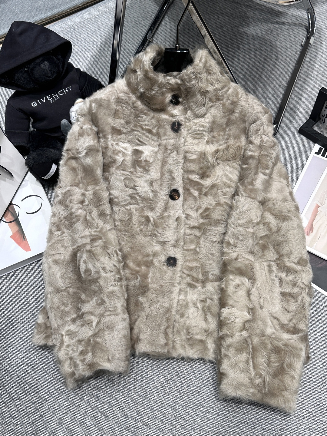 NO:587288,Equipped with dust bag - LOEW* - 2025 new autumn and winter Little Hu Sheep Tuscany, using top quality imported Little Hu Sheep, with a fashionable and western style, which can be used as a stand-up collar, a doll collar or a large lapel, one piece of clothing can give you three feelings SMLXL,, loewe, alexander wang19860909配防尘袋——LOEW*——2025秋冬新款小湖羊托斯卡纳,采用顶级优质进口小湖羊,版型时尚洋气,可以当立领,娃娃领又可以当大翻领,一件衣服穿出三种感觉SMLXL,,loewe,alexander wang,Women's clothing