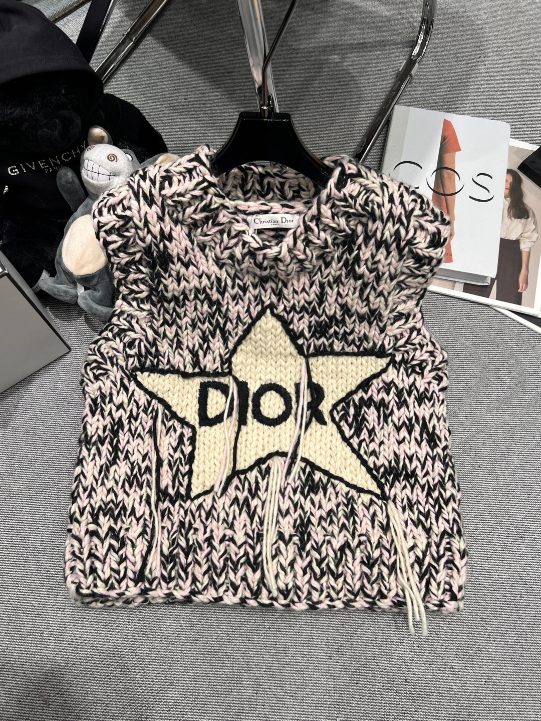 NO:586594,——Dio*——2025 autumn and winter new knitted vest, purely handmade crocheting process, customized yarn, color matching, high-end and western style SML, dior, alexander wang19860909——Dio*——2025秋冬新款针织马甲,纯手工钩织工艺,定制纱线,配色高级洋气SML,,dior,alexander wang,Women's clothing