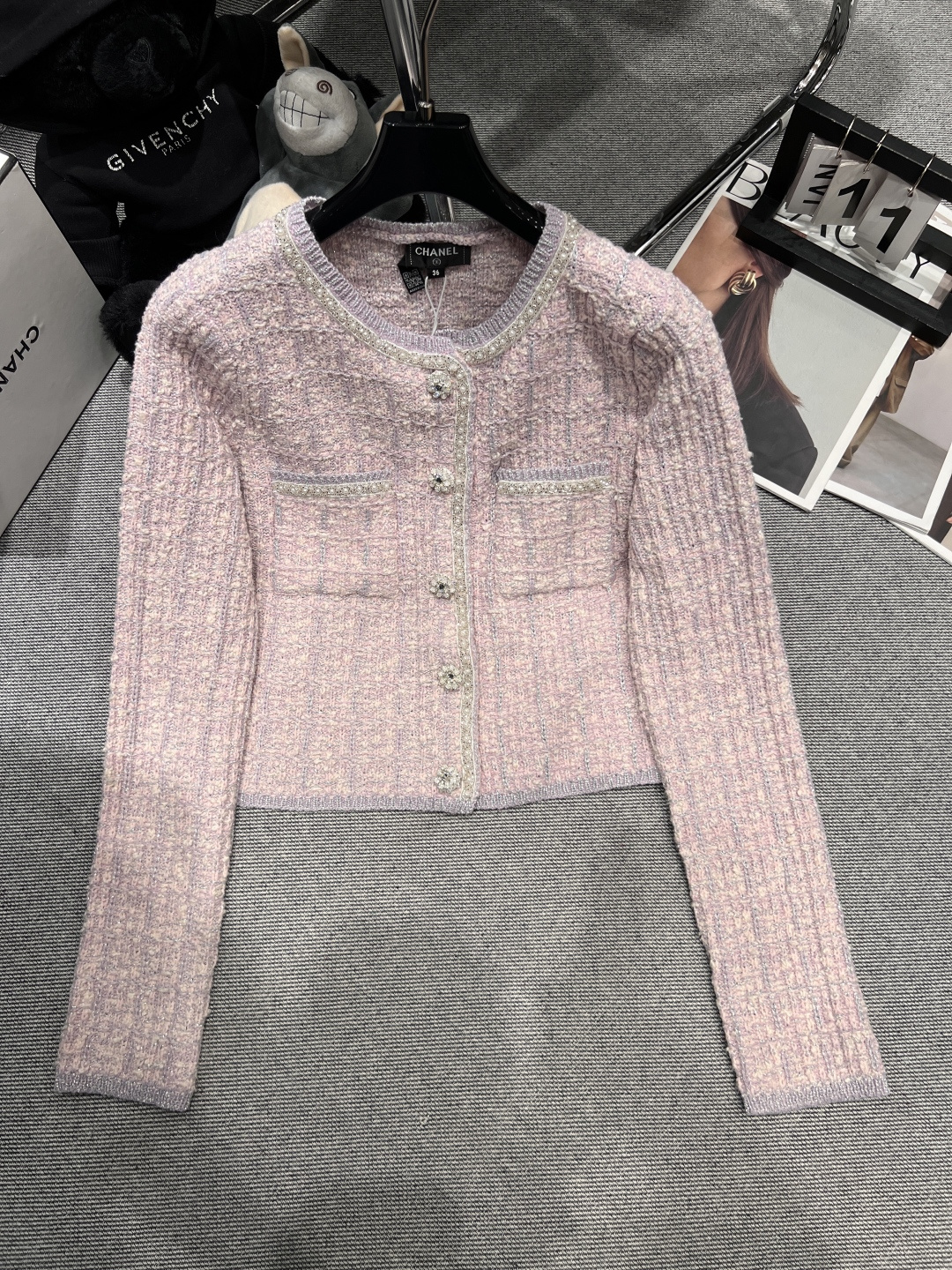 NO:586599,——Chane*——2025 autumn and winter new knitted cardigan, heavy-duty beaded lace and customized hardware buckle, super beautiful color matching SML,,chanel,alexander wang19860909——Chane*——2025秋冬新款针织开衫,重工订珠花边搭配定制五金扣,配色超级绝美SML,,chanel,alexander wang,Women's clothing