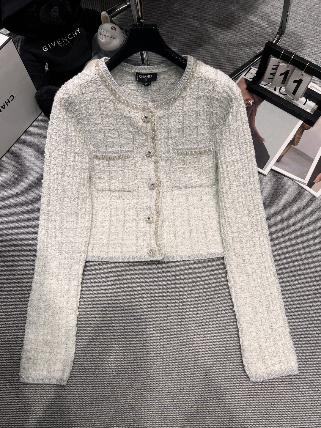 NO:579508,——Chane*——2025 autumn and winter new knitted cardigan, heavy-duty beaded lace and customized hardware buckle, super beautiful color matching SML,,chanel,alexander wang19860909——Chane*——2025秋冬新款针织开衫,重工订珠花边搭配定制五金扣,配色超级绝美SML,,chanel,alexander wang,Women's clothing
