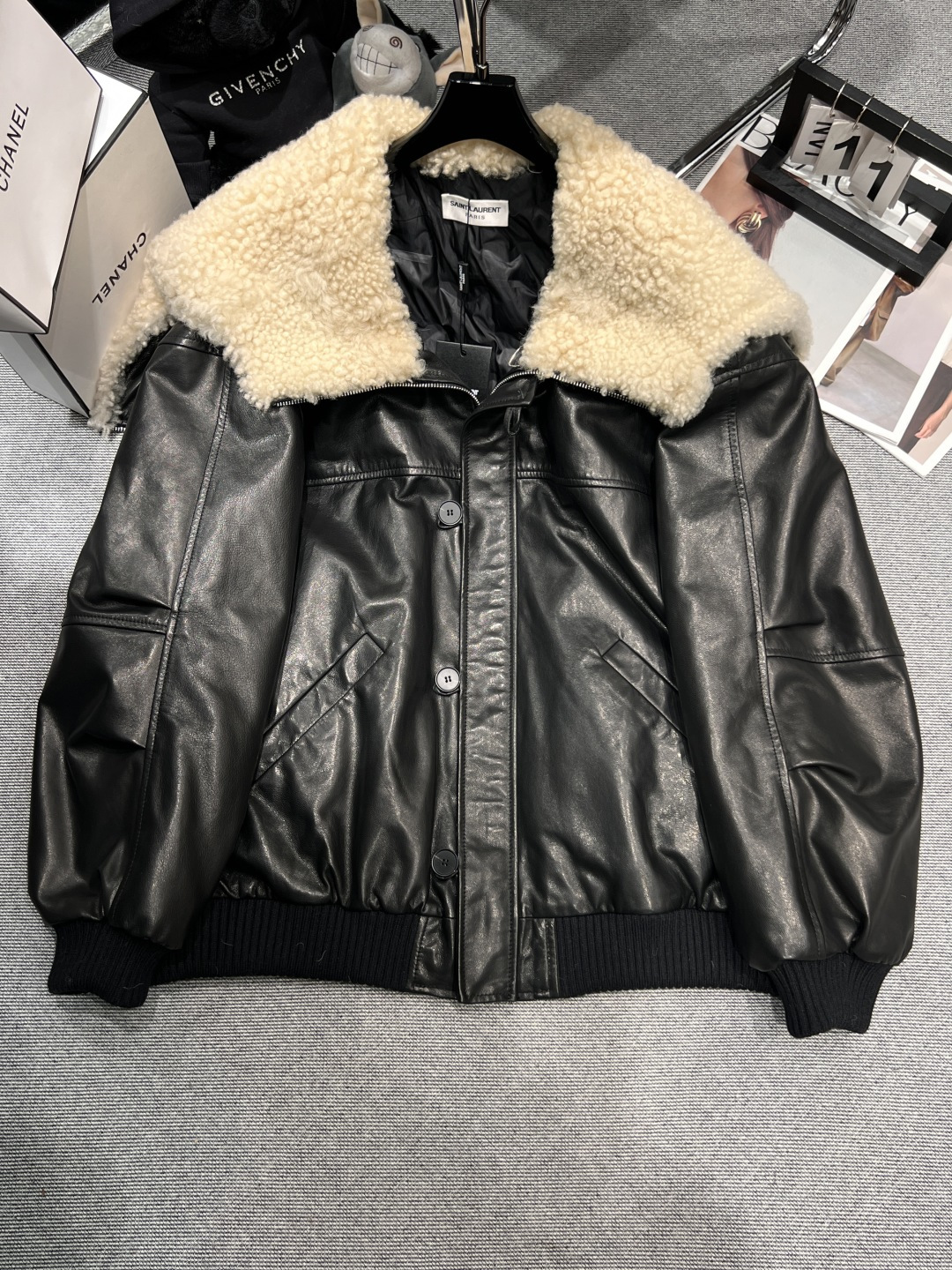 NO:579513,Equipped with a dust bag - YSL - 2025 autumn and winter new leather down jacket. This leather down jacket is the most handsome one. It is made of imported high-quality goatskin. The inner liner is filled with 90% white goose down. The lambswool fur collar neutralizes the particularly cool feeling of the whole piece. It can be used as a hat when pulled up.  The craftsmanship is relatively complicated. The reversible hood design is full of fashion. The rich and luxurious natural style has a playful tone, and the overall style is more elegant. SMLXL, saint laurent, jackets & coats, down jacket, sheepskin, hats, alexander wang19860909配防尘袋——YSL——2025秋冬新款皮羽绒外套,妥妥的帅气担当就是这件皮羽绒了,采用进口优质山羊皮,内胆填充90白鹅绒,羊羔毛毛领是中和了整件特别酷的感觉,拉起可做帽子 工艺是比较复杂的一件,可翻可帽设计时髦感拉满,浓郁轻奢的自然风格中带着俏皮的调性,整体更为有腔调SMLXL,,saint laurent,jackets & coats,down jacket,sheepskin,hats,alexander wang,Women's clothing