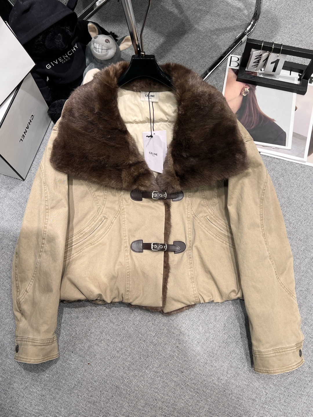 NO:579522,Equipped with dust bag - Celin* - 2025 autumn and winter new denim goose down jacket, using imported mink with a large lapel design, custom dyed washed denim, 90 goose down filling in the liner, fashionable upper body SMLXL,,celine,alexander wang19860909配防尘袋——Celin*——2025秋冬新款牛仔鹅绒服,采用进口水貂做了大翻领设计,定染水洗牛仔,内胆填充90把鹅绒,版型上身洋气时尚SMLXL,,celine,alexander wang,Women's clothing