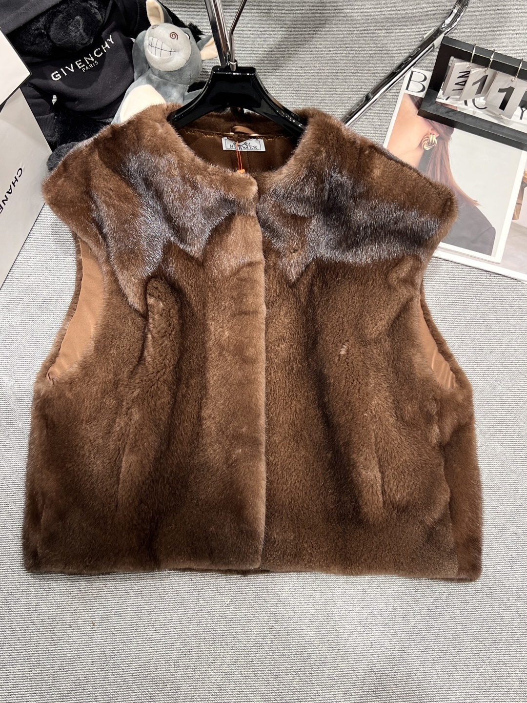 NO:586697,——HERME*——The new mink vest for autumn and winter, Denmark's top purple mink, full of light luxury and high-end feeling, the hair flow and gloss are visible to the naked eye, the real thing is impeccable, classic round neck, fashionable and versatile SMLXL,, hermes, alexander wang19860909——HERME*——秋冬新款水貂马甲,丹麦顶级紫标水貂,轻奢高级感拉满,毛流光泽度肉眼可见,实物更是无可挑剔,经典圆领,时尚百搭SMLXL,,hermes,alexander wang,Women's clothing