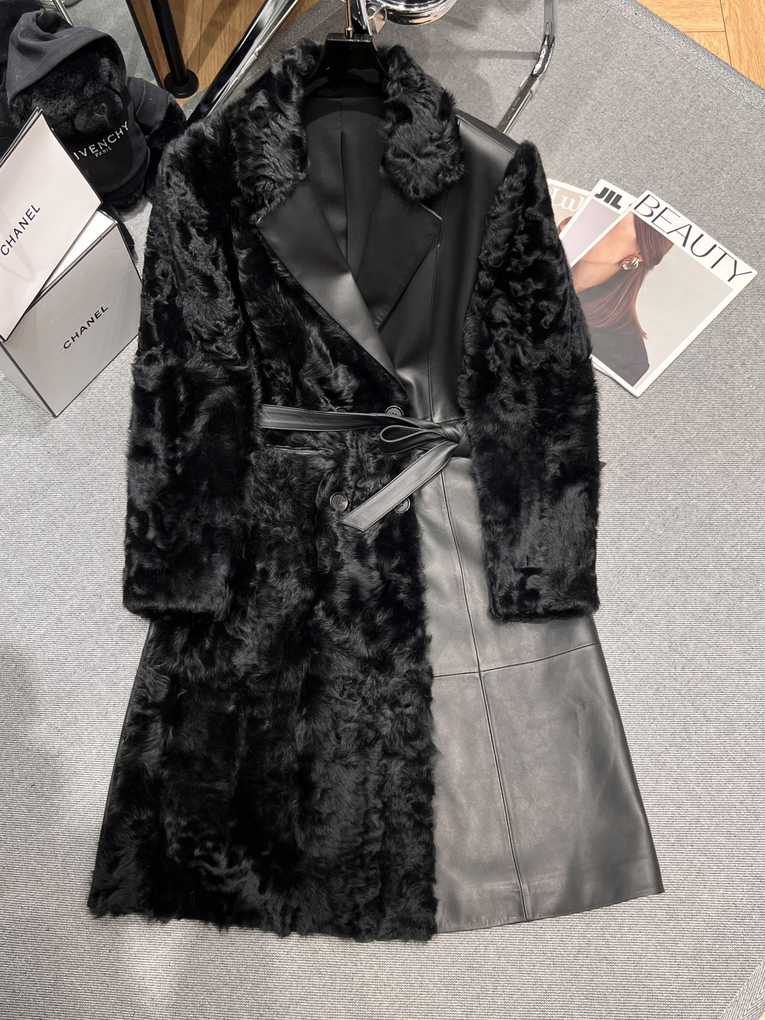 NO:587293,Equipped with dust bag - YSL - 2025 autumn and winter new small lake sheep patchwork coat, made of imported high-quality top small lake sheep spliced ​​sheepskin material, super personalized, beautiful and rustic upper body, full of aura SMLXL,, saint laurent, sheepskin, alexander wang19860909配防尘袋——YSL——2025秋冬新款小湖羊拼皮大衣,采用进口优质顶级小湖羊拼接绵羊皮材质,超级有个性,版型上身又美又飒,气场十足SMLXL,,saint laurent,sheepskin,alexander wang,Women's clothing