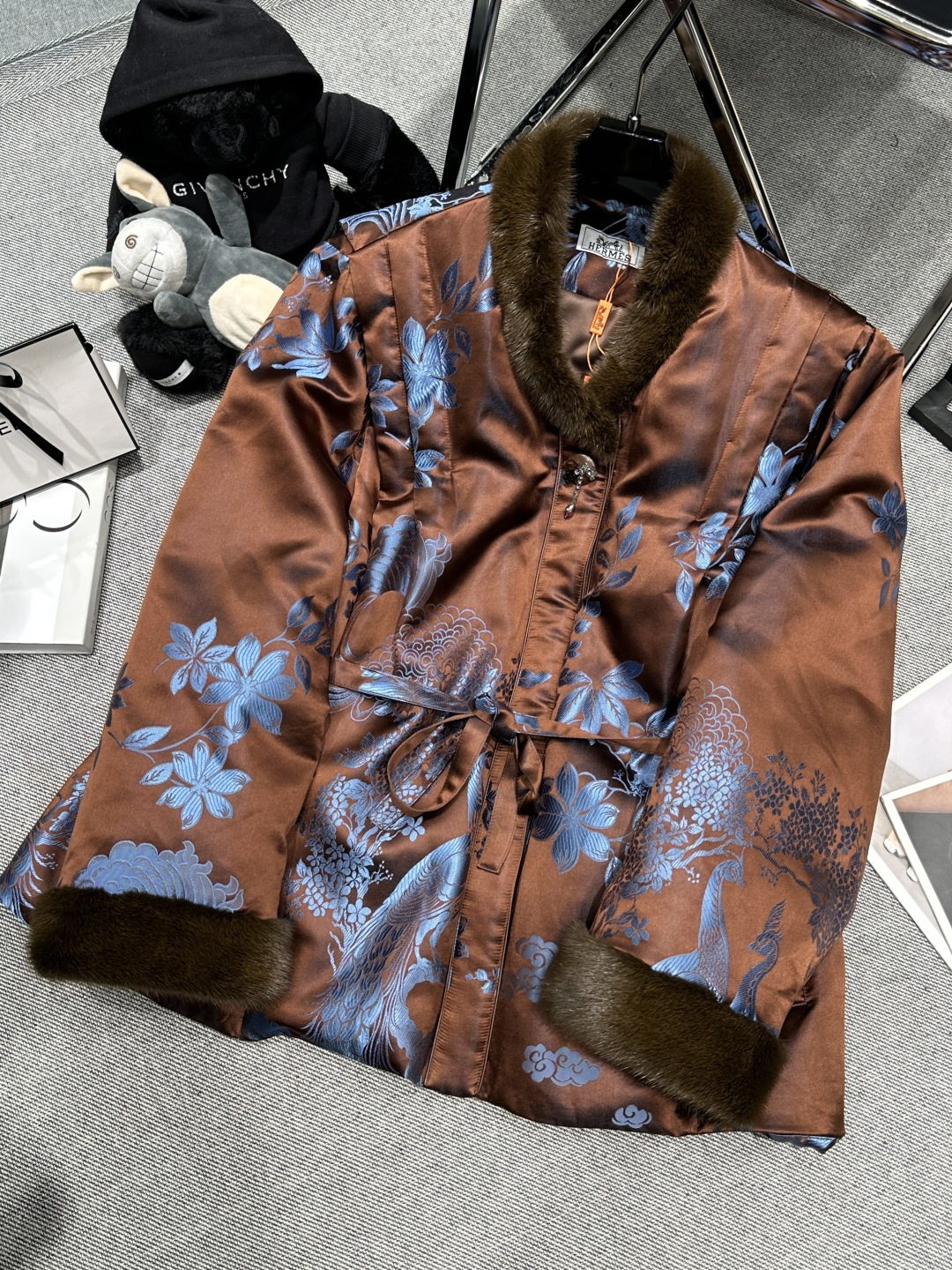 NO:589657,Equipped with dust bag - HERME* - 2025 autumn and winter new national style mink goose down jacket, 40% silk jacquard craftsmanship with Danish imported mink hair, full texture, belt design to show the waistline, liner filled with 90% white goose down SMLXL,, hermes, real silk, alexander wang19860909配防尘袋——HERME*——2025秋冬新款国风水貂鹅绒服,40真丝提花工艺搭配丹麦进口水貂毛,质感拉满,腰带设计尽显腰线,内胆填充90白鹅绒SMLXL,,hermes,real silk,alexander wang,Women's clothing