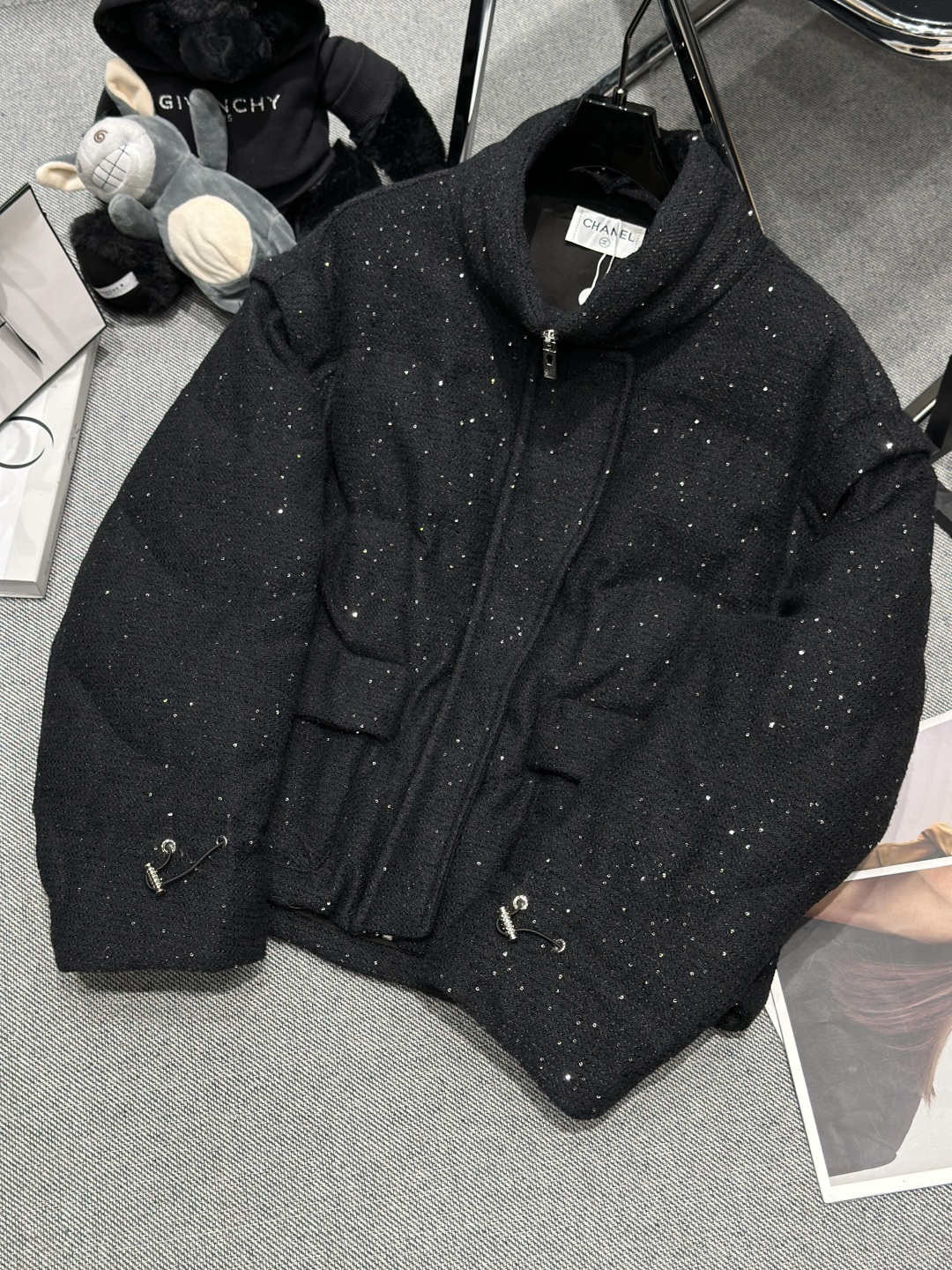 NO:588555,Comes with dust bag - Chane* - 2025 autumn and winter new sequined down jacket, wool sequin embellishment, low-key and sparkling sleeves, removable vest, multiple zipper pockets, practical and fashionable, filled with 90 white goose down, size SMLXL,, chanel, down jacket, alexander wang19860909配防尘袋——Chane*——2025秋冬新款亮片羽绒服,羊毛亮片点缀,低调又闪耀袖子拆卸,入手马甲出场,拉链多口袋,实用又时髦,内里填充90白鹅绒,码数SMLXL,,chanel,down jacket,alexander wang,Women's clothing