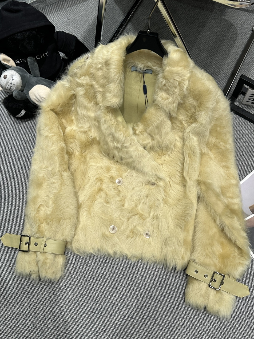 NO:588548,——PRAD*——The new autumn and winter Xiaohu sheep fur is made of imported Spanish Xiaohu sheepskin. The wool is fine, light and soft, and the playful milky yellow color shows temperament. The epaulette and cuff belt design is full of sass. SMLXL,, prada, sheepskin, alexander wang19860909——PRAD*——秋冬新款小湖羊皮毛一体,采用西班牙进口小湖羊皮,毛质细腻,轻薄柔软,俏皮奶黄色超显气质,肩章袖口皮带设计,飒气十足SMLXL,,prada,sheepskin,alexander wang,Women's clothing