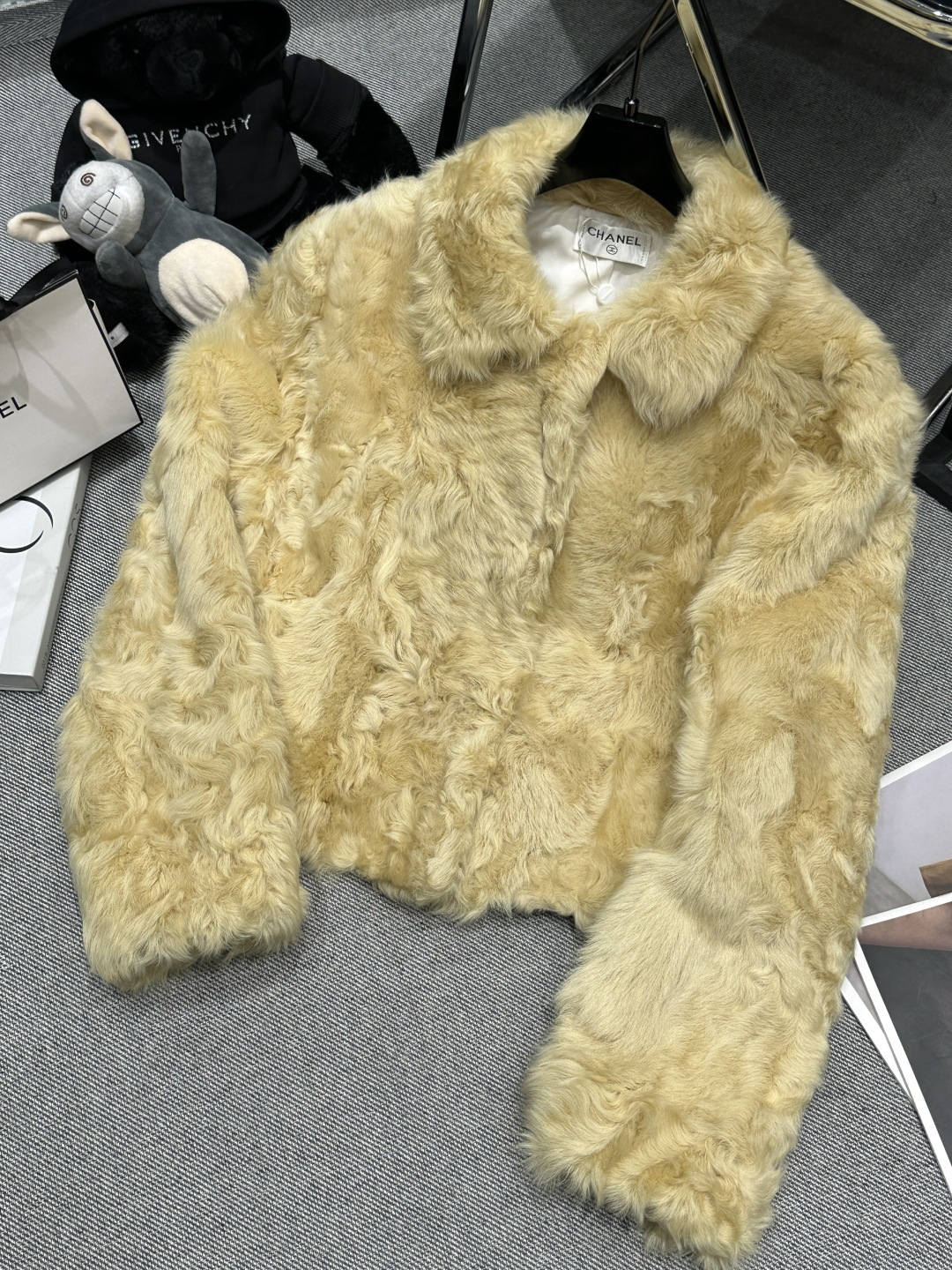 NO:588597,Comes with dust bag - Chane* - 2025 autumn and winter new Tuscan fur coat, sheep curly wool, exquisite small lapel design, the color is really beautiful, the upper body really shows the skin tone, the temperament of a fairy ♀Must buy SMLXL,,chanel,jackets & coats,alexander wang19860909配防尘袋——Chane*——2025秋冬新款托斯卡纳皮草外套,羊卷毛,精致小翻领设计,颜色真的好漂亮,上身真的好显肤色,气质小仙女♀必入SMLXL,,chanel,jackets & coats,alexander wang,Women's clothing