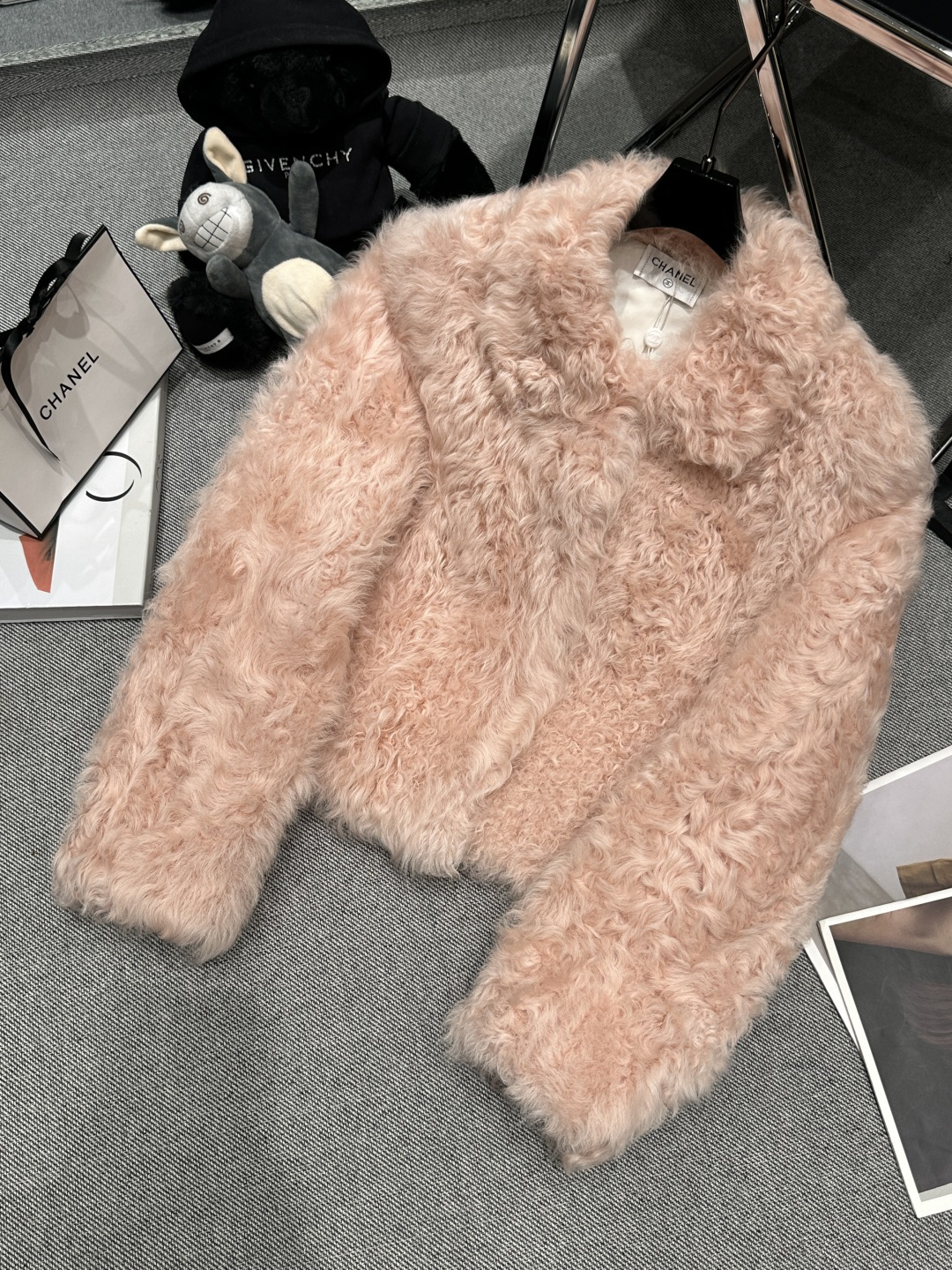 NO:588606,—With dust bag—Chane*—2025 new autumn and winter Tuscan fur coat, sheep curly wool, exquisite small lapel design, the color is really beautiful, the upper body really shows the skin tone, the temperament of a fairy ♀Must buy SMLXL,,chanel,jackets & coats,alexander wang19860909—配防尘袋—Chane*——2025秋冬新款托斯卡纳皮草外套,羊卷毛,精致小翻领设计,颜色真的好漂亮,上身真的好显肤色,气质小仙女♀必入SMLXL,,chanel,jackets & coats,alexander wang,Women's clothing