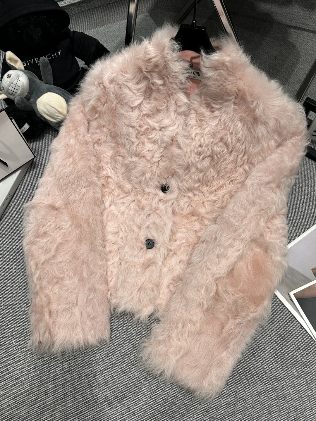 NO:588541,Equipped with dust bag - MIUMI* - 2025 autumn and winter new Tuscan fur integrated collar, Italian imported Tuscan fur fur surface is plump and smooth, shiny and hand-moisturizing, super delicate to the touch. Pink curly hair is super gentle SMLXL,,miumiu,alexander wang19860909配防尘袋——MIUMI*——2025秋冬新款托斯卡纳皮毛一体,领口意大利进口托斯卡纳皮毛毛面丰盈柔顺,光泽手润,触感超细腻.粉色卷毛超温柔SMLXL,,miumiu,alexander wang,Women's clothing