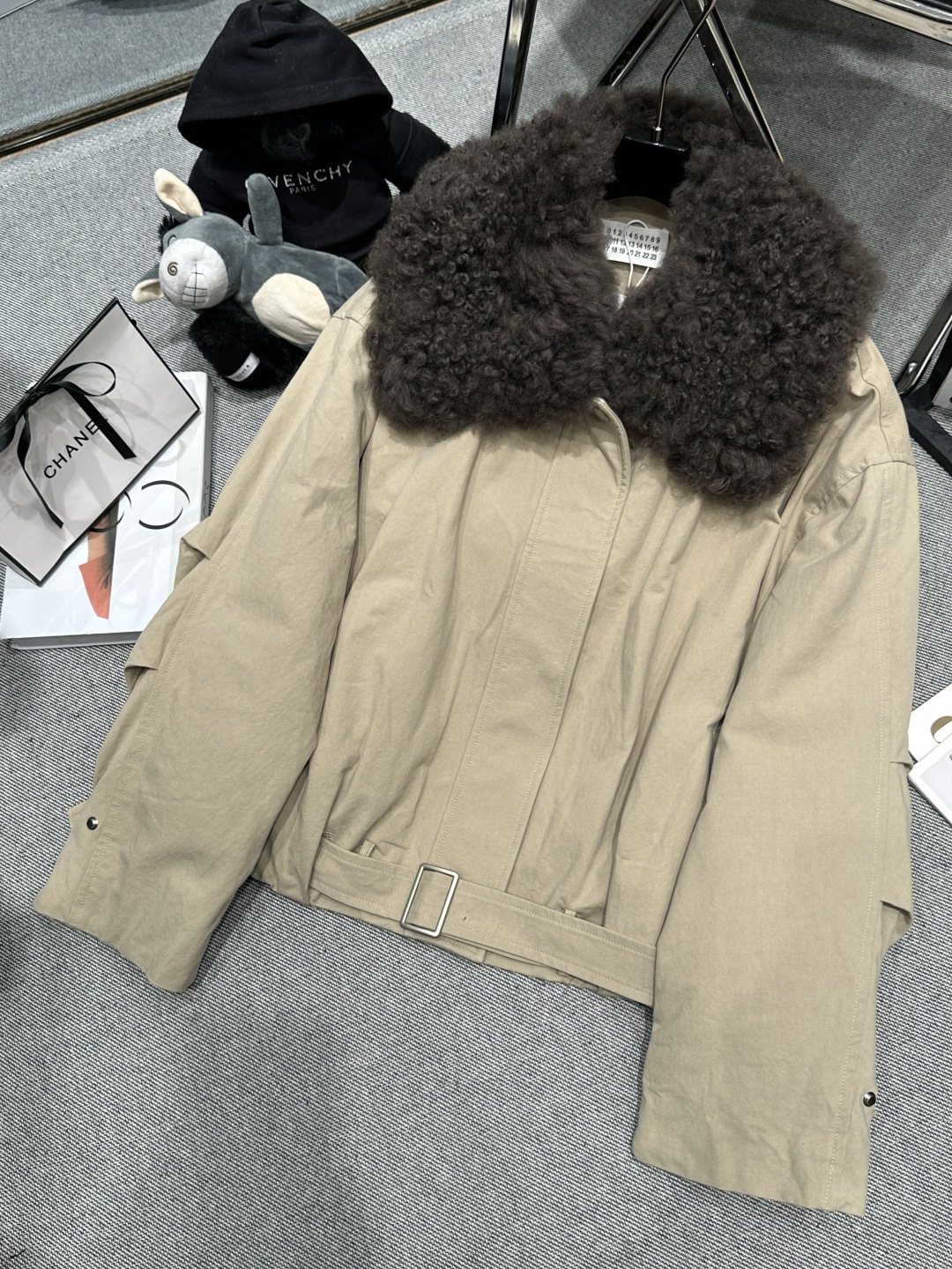 NO:589637,Comes with dust bag - Maison Margiea* - 2025 autumn and winter new lamb hair and goose down jacket, using imported lamb hair large fur collar, the collar has a removable inner liner filled with 90 white goose down, the upper body is super beautiful SMLXL,, alexander wang19860909配防尘袋——Maison Margiea*——2025秋冬新款羊羔毛鹅绒服,采用进口羊羔毛大毛领,领子可拆卸内胆填充90白鹅绒,上身超级好看SMLXL,,alexander wang,Women's clothing