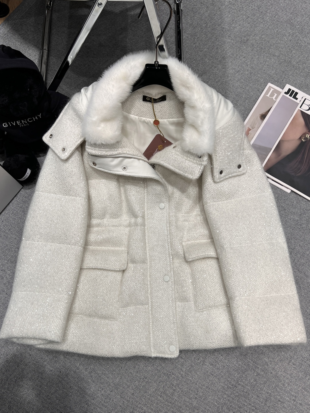 NO:589685,With dust bag - LP - 2025 autumn and winter new mink goose down jacket, light luxury goose down jacket, princess series, the collision of mink and sequins, a different feeling, the liner is filled with 90 white goose down, the drawstring waist version, not bloated at all, the waistline is very strong SMLXL,, loro piana, alexander wang19860909配防尘袋——LP——2025秋冬新款水貂鹅绒服,轻奢鹅绒服,公主系列,水貂与亮片的碰撞,不一样的感觉,内胆填充90白鹅绒,抽绳收腰版型,一点都不显臃肿,腰线感极强SMLXL,,loro piana,alexander wang,Women's clothing