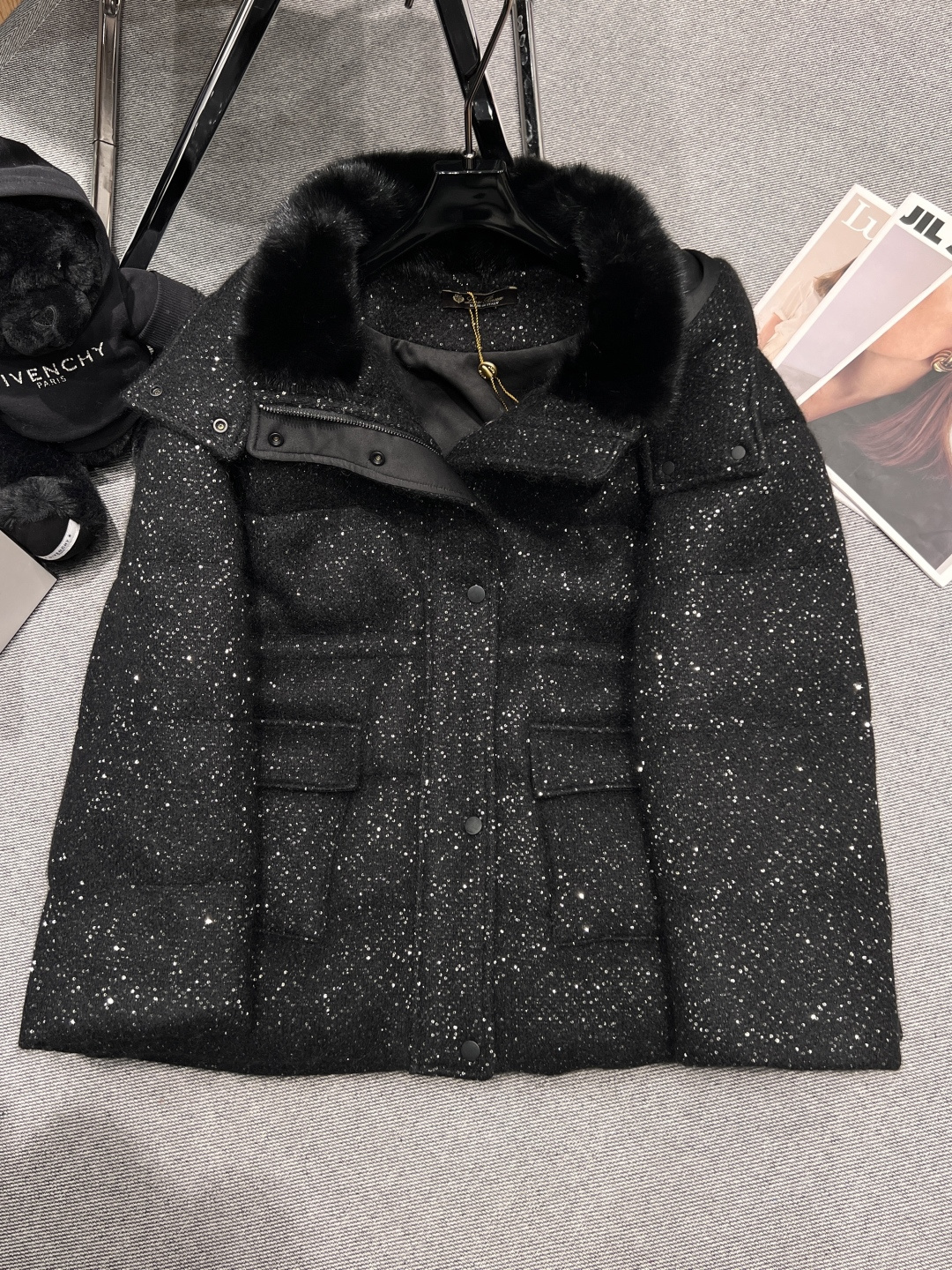 NO:589698,With dust bag - LP - 2025 autumn and winter new mink goose down jacket, light luxury goose down jacket, princess series, the collision of mink and sequins, a different feeling, the liner is filled with 90 white goose down, the drawstring waist version, not bloated at all, the waistline is very strong SMLXL,, loro piana, alexander wang19860909配防尘袋——LP——2025秋冬新款水貂鹅绒服,轻奢鹅绒服,公主系列,水貂与亮片的碰撞,不一样的感觉,内胆填充90白鹅绒,抽绳收腰版型,一点都不显臃肿,腰线感极强SMLXL,,loro piana,alexander wang,Women's clothing