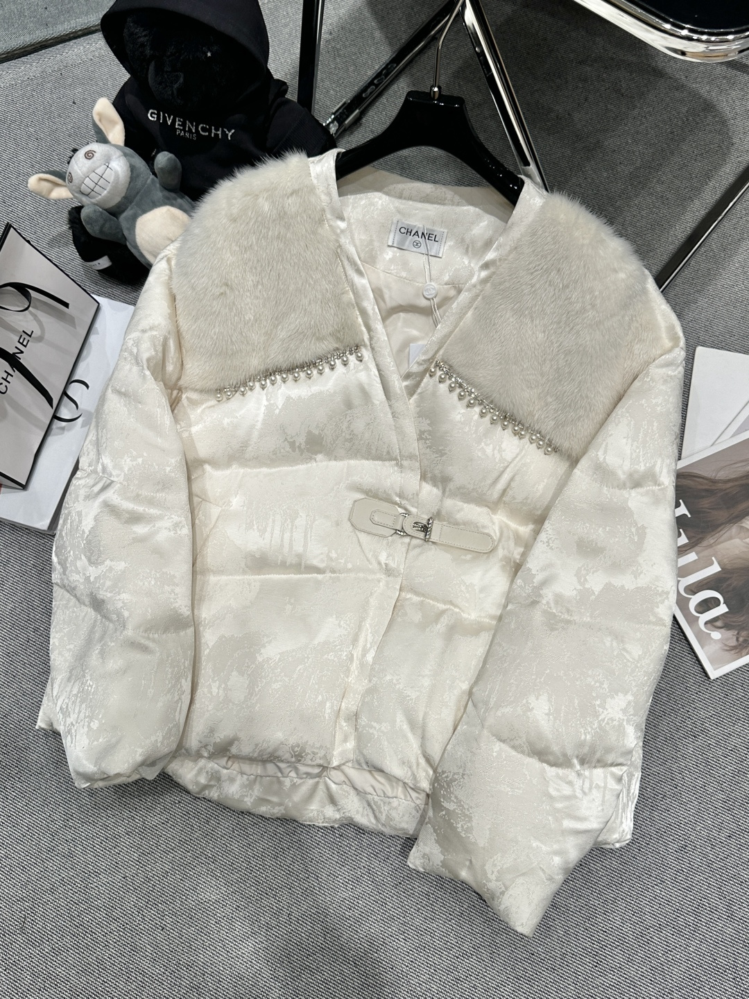 NO:590933,Equipped with dust bag - Chane* - 2025 autumn and winter new mink down jacket, heavily crafted with pearl fringe technology, super exquisite, the liner is filled with 90 white goose down, the version looks good on the upper body SMLXL,, chanel, down jacket, alexander wang19860909配防尘袋——Chane*——2025秋冬新款水貂羽绒服,重磅打造珍珠流苏工艺,超级精致,内胆填充90白鹅绒,版型上身好好看SMLXL,,chanel,down jacket,alexander wang,Women's clothing