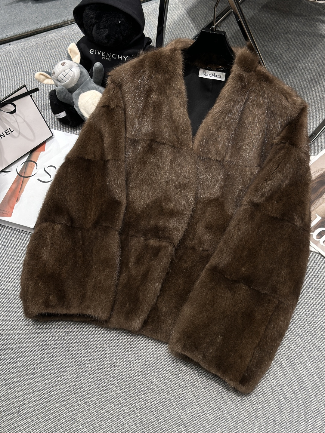 NO:590939,Equipped with dust bag - MAXMAR* - 2025 autumn and winter new green mink jacket, today's super popular green mink, the color and hair flow are excellent, the real thing is more beautiful, whoever wears it will look better, does not look fat SMLXL,, jackets & coats, alexander wang19860909配防尘袋——MAXMAR*——2025秋冬新款青根貂外套,今天超级爆火的青根貂,颜色跟毛流都绝绝子,实物更美,谁穿谁好看,不显胖SMLXL,,jackets & coats,alexander wang,Women's clothing