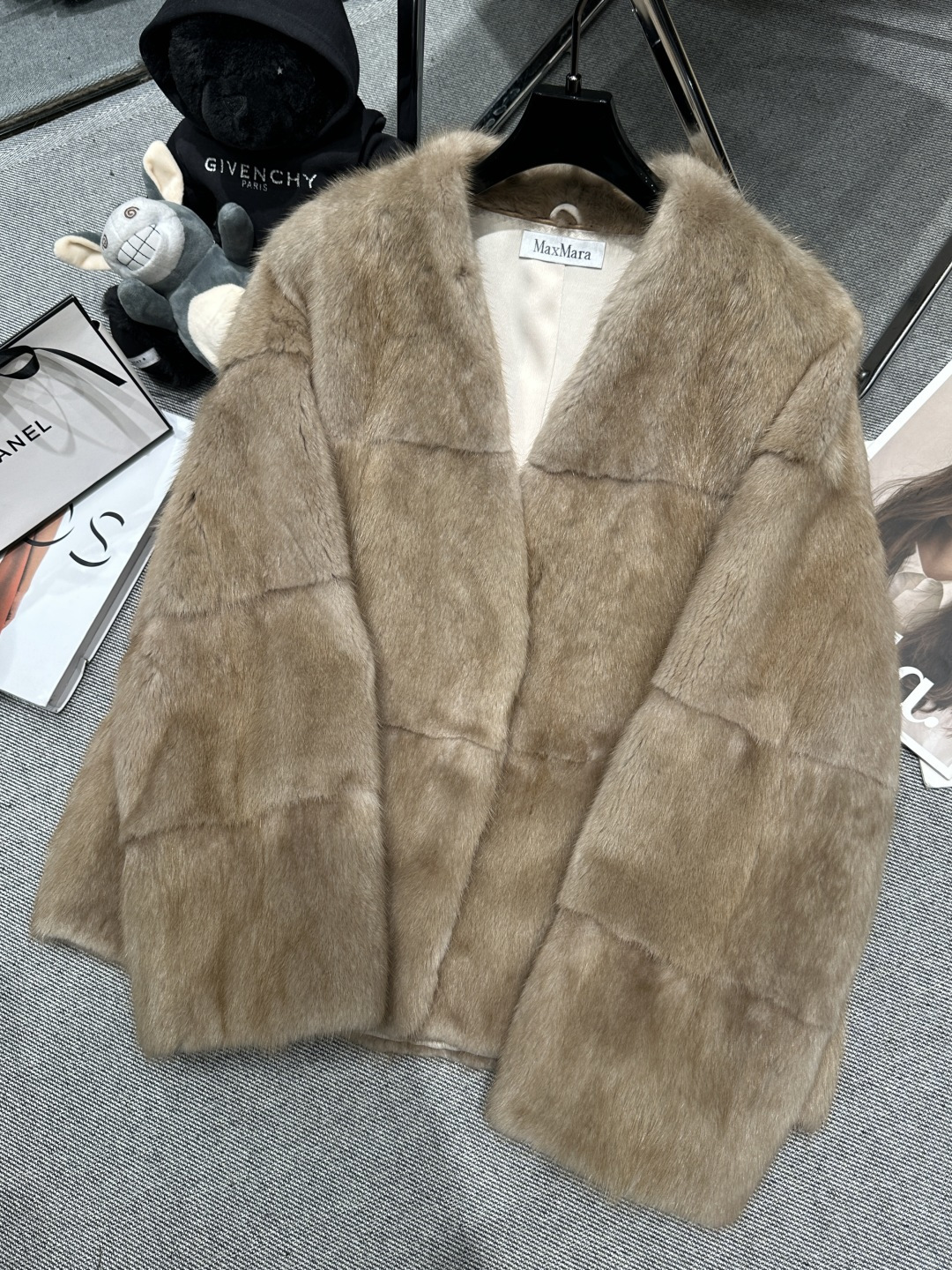 NO:590935,Equipped with dust bag - MAXMAR* - 2025 autumn and winter new green mink jacket, today's super popular green mink, the color and hair flow are excellent, the real thing is more beautiful, whoever wears it will look better, does not look fat SMLXL,, jackets & coats, alexander wang19860909配防尘袋——MAXMAR*——2025秋冬新款青根貂外套,今天超级爆火的青根貂,颜色跟毛流都绝绝子,实物更美,谁穿谁好看,不显胖SMLXL,,jackets & coats,alexander wang,Women's clothing