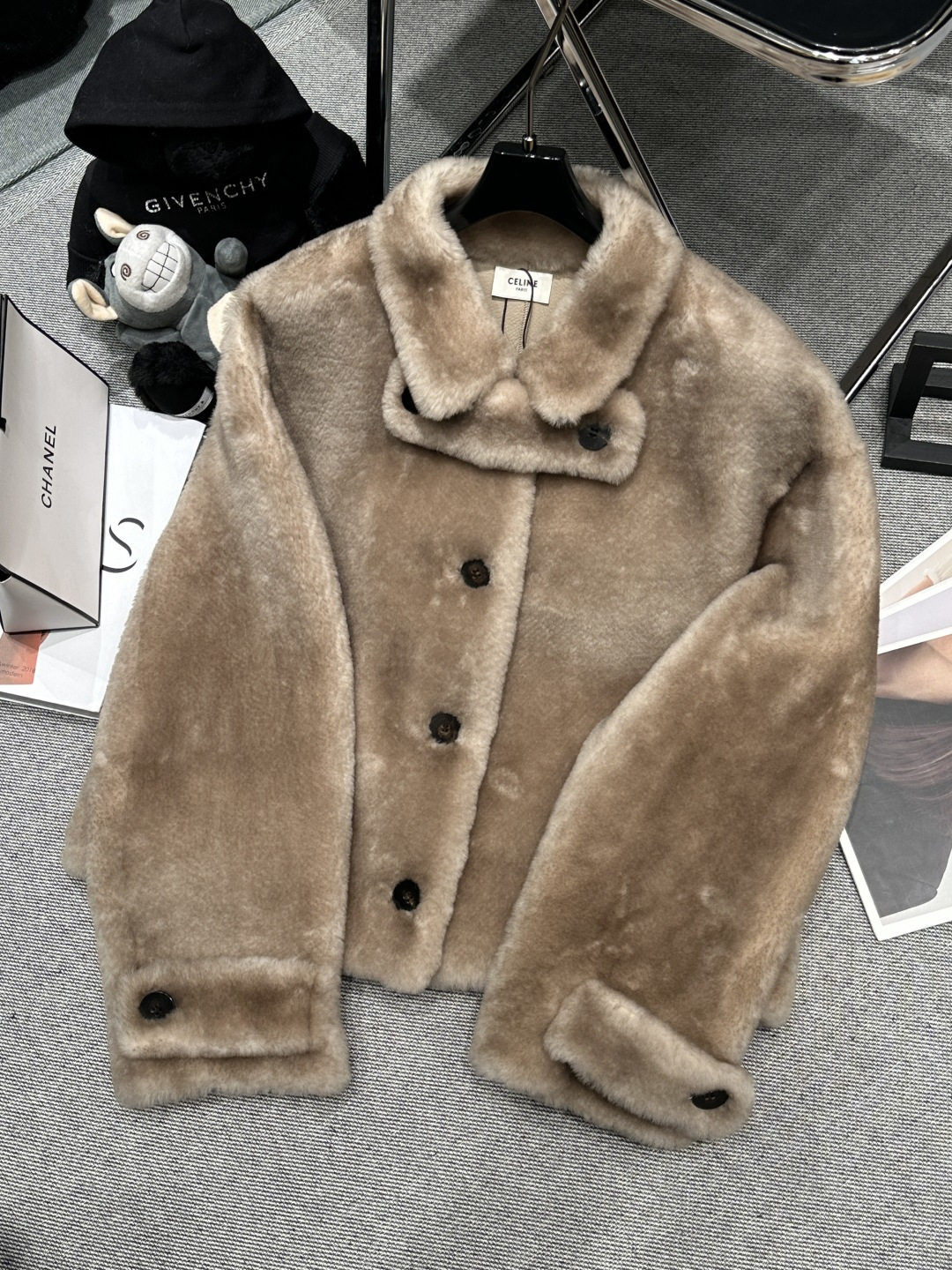 NO:591911,Comes with dust bag - Celin* - new autumn and winter fur coat, using imported merino fur coat, the shape is super good, the upper body is super slim, not bloated at all, and the colors are also super beautiful and versatile colors SMLXL,,celine,jackets & coats,alexander wang19860909配防尘袋——Celin*——秋冬新款皮毛一体外套,采用进口美利奴皮毛一体外套,版型超级好,上身超级显瘦,一点都不臃肿,颜色也都是超级好看百搭的颜色SMLXL,,celine,jackets & coats,alexander wang,Women's clothing