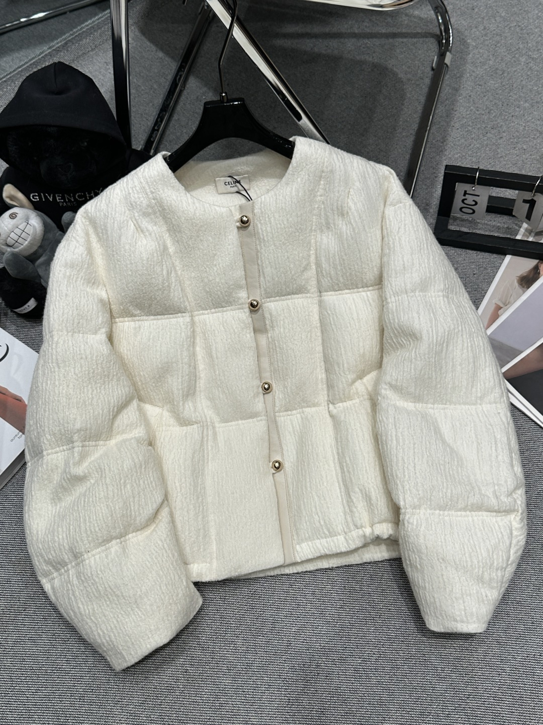 NO:591913,Comes with dust bag - Celin* - new autumn and winter goose down jacket, sheepskin binding technology, the outside is made of wool, the liner is filled with 90 white goose down, the classic round neck is matched with the classic version, the upper body is super slim, it is really a slim and elegant version, SMLXL,,celine,sheepskin,alexander wang19860909配防尘袋——Celin*——秋冬新款鹅绒服,羊皮包边工艺,外面是羊毛材质,内胆填充90白鹅绒,经典圆领搭配经典版型,上身超级显瘦,真的做到显瘦又有气质的一件版型,SMLXL,,celine,sheepskin,alexander wang,Women's clothing