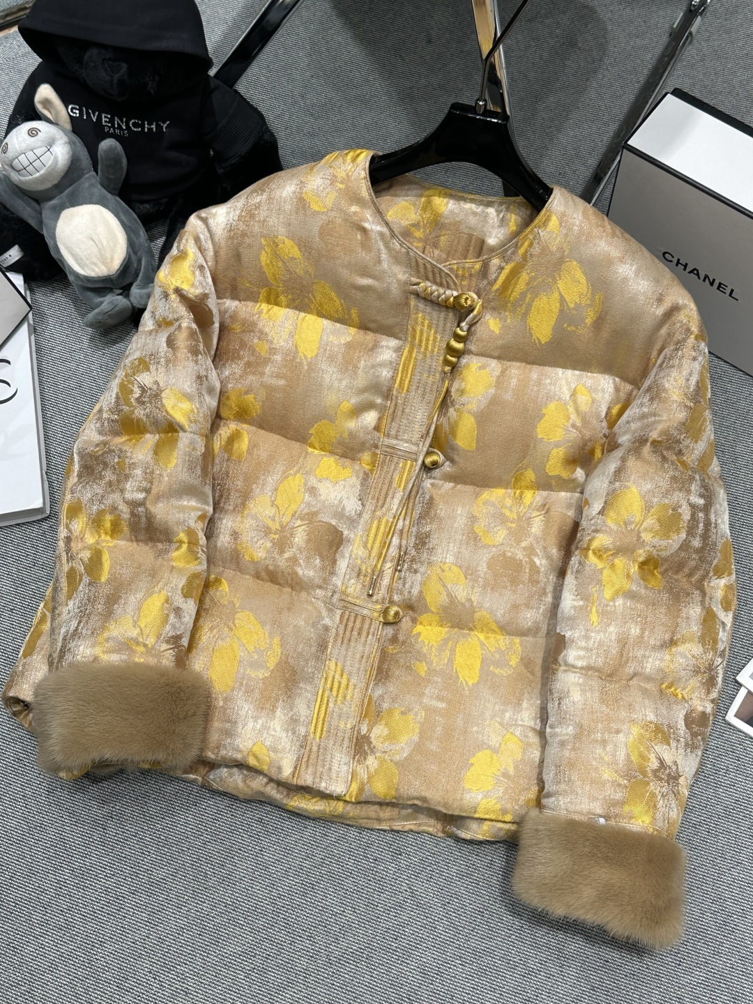 NO:605253,Equipped with dust bag - HERME* - 2025 autumn and winter new mink goose down jacket, national style series, this color combination is amazing, it is really really invincible and beautiful, the upper body of this color is super super white and also reduces your age, the mink sleeves can be removed, the liner is filled with 90 white goose down, the high-end SMLXL that reveals the screen, hermes, alexander wang19860909配防尘袋——HERME*——2025秋冬新款水貂鹅绒服,国风系列,吹爆这个配色,真的真的真的无敌好看,这个颜色上身超级超级显白还减龄,袖口水貂拆卸,内胆填充90白鹅绒,透出屏幕的高级好SMLXL,,hermes,alexander wang,Women's clothing