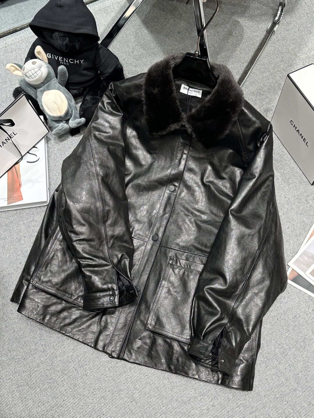 NO:605256,Equipped with dust bag - BALENCIAG* - 2025 autumn and winter new leather down, the collar is made of Lagon wool, the surface is imported high-quality waxed sheepskin, the liner is filled with 90 white goose down, straight version, super slim and flesh-covering SMLXL,, balenciaga, down jacket, sheepskin, alexander wang19860909配防尘袋——BALENCIAG*——2025秋冬新款皮羽绒,领口采用拉贡毛料,表面是进口优质油蜡绵羊皮,内胆填充90白鹅绒,直筒版型,超级显瘦遮肉SMLXL,,balenciaga,down jacket,sheepskin,alexander wang,Women's clothing