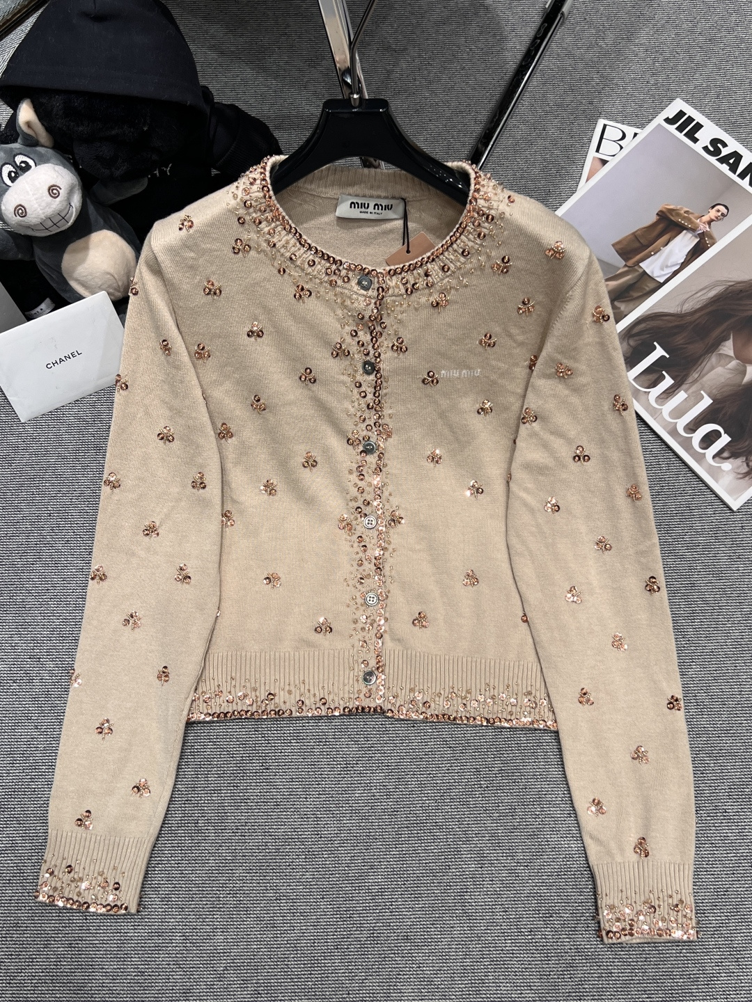 NO:605254,——MiuMi*——2025 new vacation series embroidered sequined cardigan, hand-woven sequins, light knitted material + black polka dots, edges and buttons decorated with exquisite beading, full of details. Fresh and lively yellow color, looks great with skirts or high-waisted pants, elegant and playful ~ Beading technology enhances the texture, can be easily used in daily or light formal occasions SML,, miumiu, skirts, alexander wang19860909——MiuMi*——2025新款度假系列刺绣珠片开衫,纯手工编织珠片,轻薄针织材质+黑色波点,边缘和纽扣处点缀精致钉珠,细节感满满.清新活泼的黄色,搭配裙装或高腰裤都很出彩,优雅又俏皮～钉珠工艺提升质感,日常或轻正式场合都能轻松驾驭SML,,miumiu,skirts,alexander wang,Women's clothing