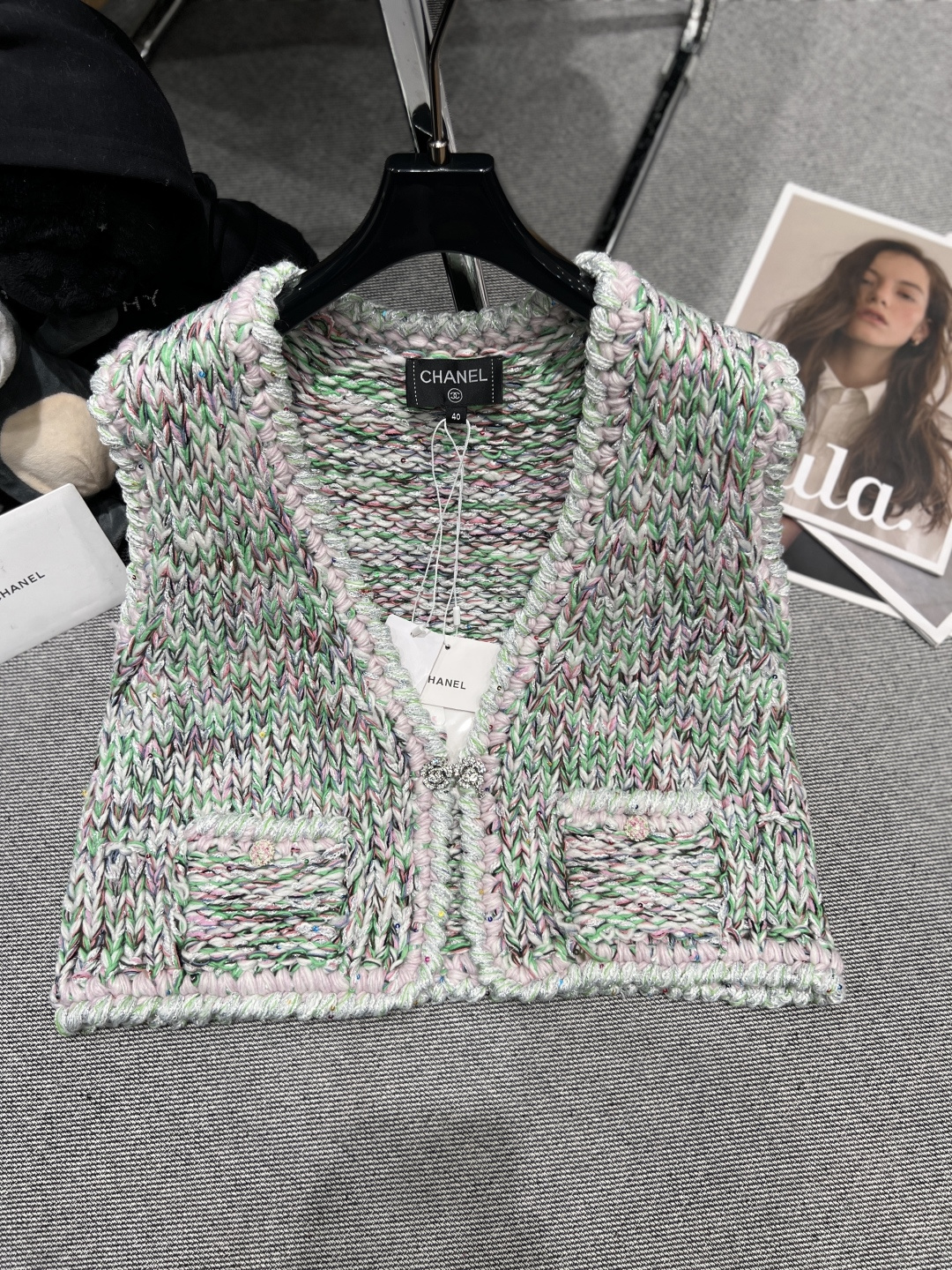 NO:605260,——CHANE*——2025 autumn and winter new bow haute couture series. Green and white knitted vest, Yb custom-dyed yarn, using thick needle technology, custom-dyed blended yarn interweaving, soft and elastic texture. Green, white and a small amount of black yarn, fresh and natural, perfect for spring and summer wear!  V-neck + button closure, casual and elegant~ The knitting process is fine, it supports full inspection, and the quality is guaranteed. It can be easily controlled for daily commuting and leisure occasions, comfortable and stylish!  Monochrome SML,,chanel,alexander wang19860909——CHANE*——2025秋冬新款蝴蝶结高定系列 绿白针织马甲,Yb定制定染色纱线,采用粗针工艺,定染色混纺纱线交织,质地柔软有弹性.绿色、白色和少量黑色纱线,清新自然,春夏穿超合适！V领+纽扣开合,休闲又优雅~针织工艺精细,支持全检,品质有保障.日常通勤、休闲场合都能轻松驾驭,舒适又有设计感！单色SML,,chanel,alexander wang,Women's clothing