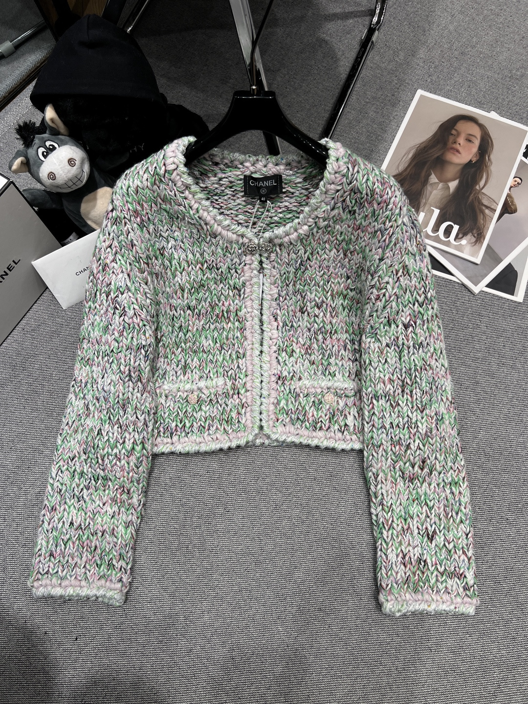 NO:605266,——CHANE*——2025 autumn and winter new bow haute couture series. Green and white knitted cardigan, Yb custom-dyed yarn, using thick needle technology, custom-dyed blended yarn interweaving, soft and elastic texture. Green, white and a small amount of black yarn, fresh and natural, perfect for spring and summer wear!  Round neck + button closure, casual and elegant~ The knitting process is fine, it supports full inspection, and the quality is guaranteed. It can be easily used for daily commuting and leisure occasions, comfortable and stylish!  Monochrome SML,,chanel,alexander wang19860909——CHANE*——2025秋冬新款蝴蝶结高定系列 绿白针织开衫,Yb定制定染色纱线,采用粗针工艺,定染色混纺纱线交织,质地柔软有弹性.绿色、白色和少量黑色纱线,清新自然,春夏穿超合适！圆领领+纽扣开合,休闲又优雅~针织工艺精细,支持全检,品质有保障.日常通勤、休闲场合都能轻松驾驭,舒适又有设计感！单色SML,,chanel,alexander wang,Women's clothing
