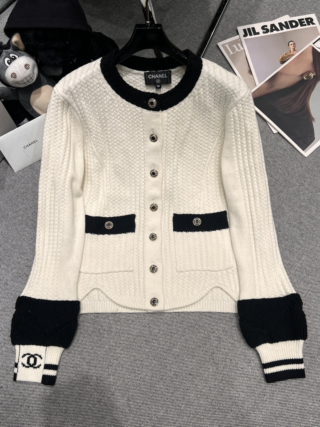 NO:605272,——CHANE*——2025 new autumn and winter knitted cardigan, ski series white knitted cardigan, Yb custom yarn Craftsmanship details Soft knitted material, black stripes on the cuffs and collar, double C logo on the details, waist design to show off your figure. The buttons are classic metal double C, practical and recognizable. It can be worn daily or skiing, with both functionality and fashion. It is one of the classic items in the ski series, SML,,chanel,alexander wang19860909——CHANE*——2025秋冬新款针织开衫,滑雪系列白色针织开衫,Yb定制纱线 工艺细节 柔软针织材质,袖口和领口拼接黑色条纹,细节有双C标志,收腰设计超显身材.纽扣是经典金属双C,实用又有辨识度.日常或滑雪都能穿,兼具功能性与时尚感,是滑雪系列经典单品之一,SML,,chanel,alexander wang,Women's clothing