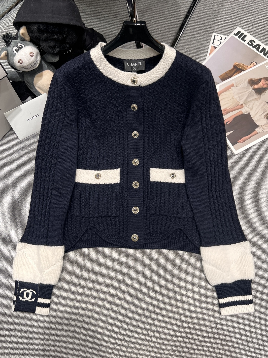 NO:605249,——CHANE*——2025 new autumn and winter knitted cardigan, ski series white knitted cardigan, Yb custom yarn Craftsmanship details Soft knitted material, black stripes on the cuffs and collar, double C logo on the details, waist design to show off your figure. The buttons are classic metal double C, practical and recognizable. It can be worn daily or skiing, with both functionality and fashion. It is one of the classic items in the ski series, SML,,chanel,alexander wang19860909——CHANE*——2025秋冬新款针织开衫,滑雪系列白色针织开衫,Yb定制纱线 工艺细节 柔软针织材质,袖口和领口拼接黑色条纹,细节有双C标志,收腰设计超显身材.纽扣是经典金属双C,实用又有辨识度.日常或滑雪都能穿,兼具功能性与时尚感,是滑雪系列经典单品之一,SML,,chanel,alexander wang,Women's clothing