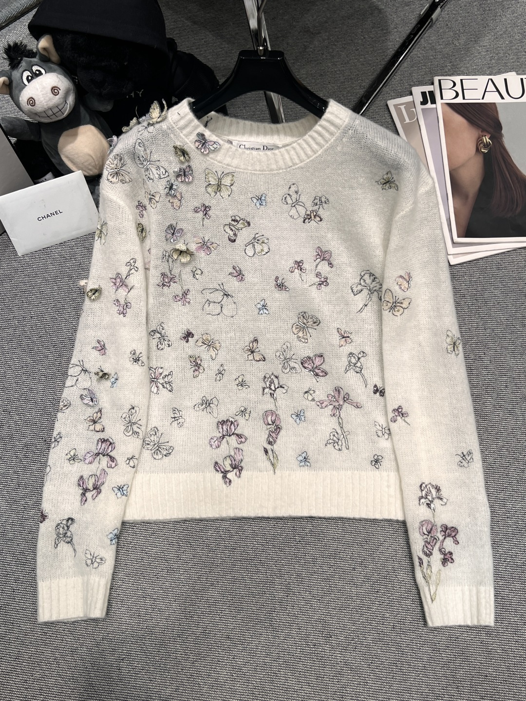 NO:605255,——Dio*——2025 autumn and winter new silk cashmere top, the comfort is visible to the naked eye, heavy craftsmanship embroidered butterflies with three-dimensional butterflies, the design is really innovative, whoever wears it will look better SML,, dior, real silk, alexander wang19860909——Dio*——2025秋冬新款真丝羊绒上衣,舒服感肉眼可见,重工艺刺绣蝴蝶搭配立体蝴蝶,设计真的好创新,谁穿谁好看呀SML,,dior,real silk,alexander wang,Women's clothing
