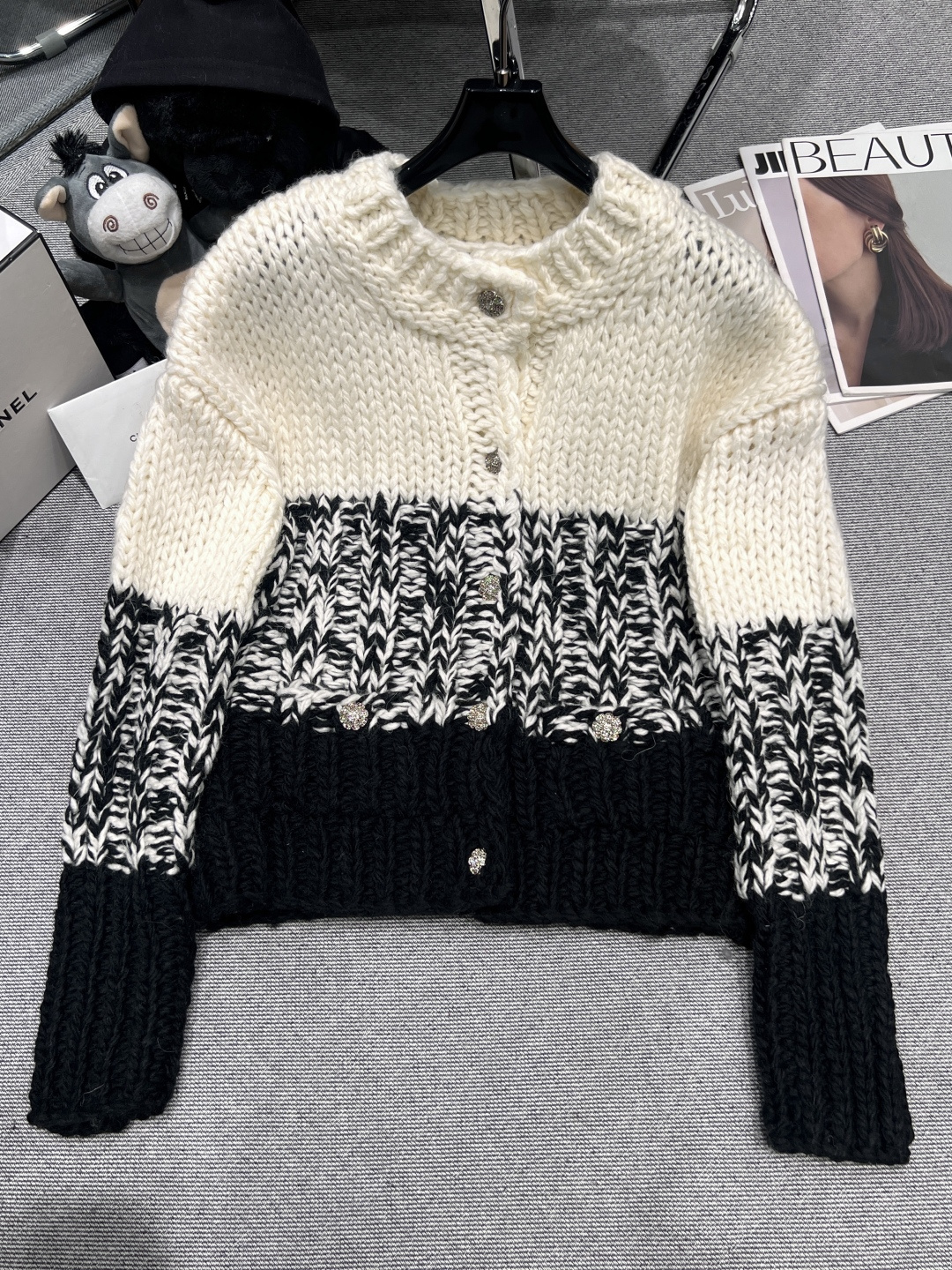 NO:605258,——Chane*——2025 autumn and winter new contrasting color knitted cardigan, classic black and white color, simple and advanced, the upper body is fashionable, easy to wear and versatile SML,,chanel,alexander wang19860909——Chane*——2025秋冬新款撞色针织开衫,经典黑白配色,简约又高级,版型上身时尚好穿又百搭SML,,chanel,alexander wang,Women's clothing