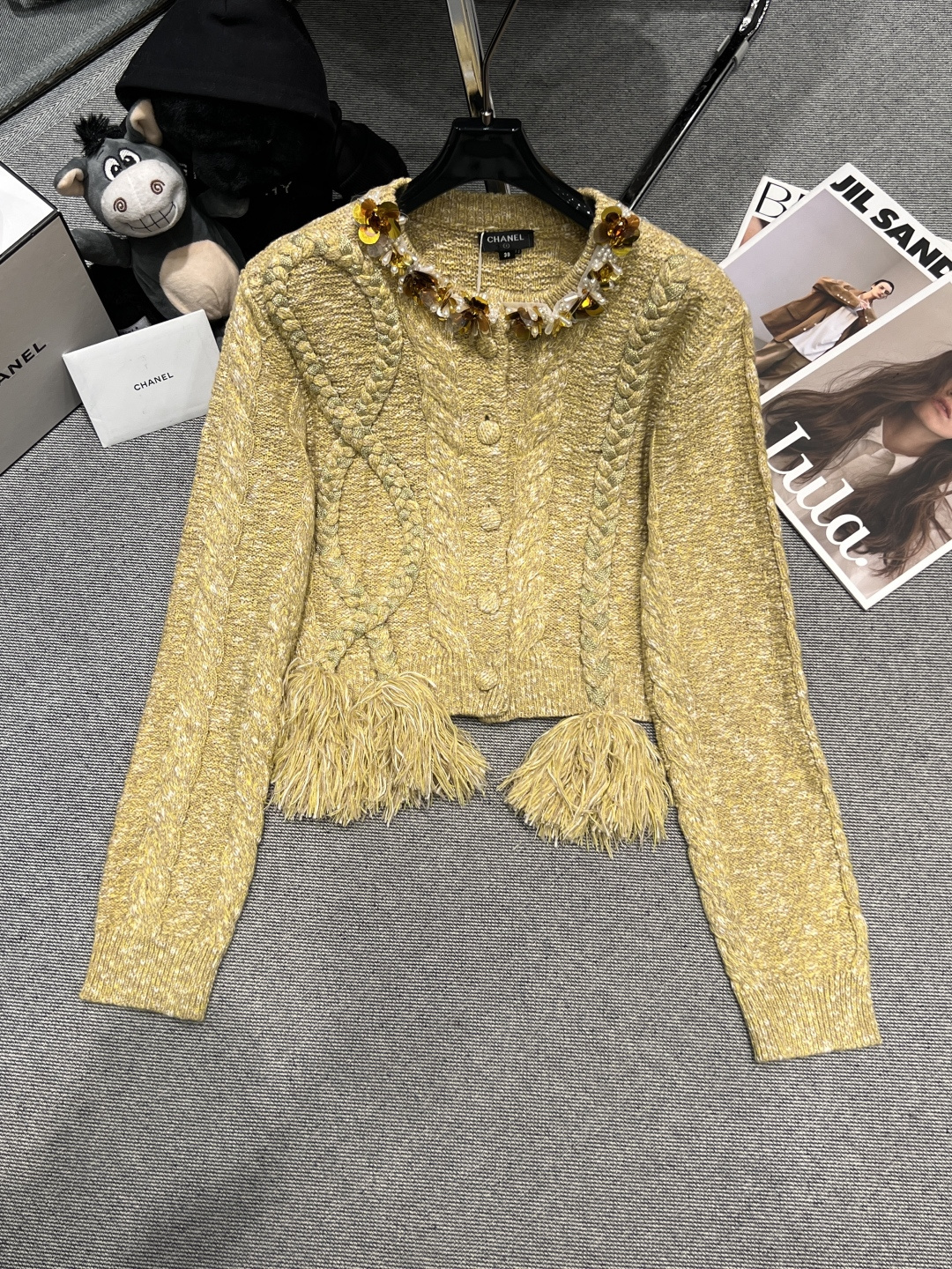 NO:605261,——Chane*——2025 new autumn and winter knitted cardigan, heavy handmade beaded lace with twist tassels, breaking the traditional sense and breaking through a different feeling. The twist elements and sequins collide to create a different atmosphere SML,,chanel,alexander wang19860909——Chane*——2025秋冬新款针织开衫,重工手工钉珠花边搭配麻花流苏,打破传统感,突破不一样的感觉,麻花元素跟珠片碰撞出不一样的氛围感SML,,chanel,alexander wang,Women's clothing