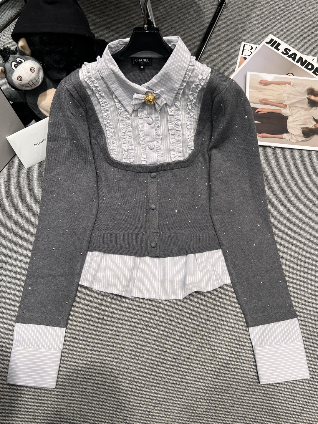NO:605267,——Chane*——2025 autumn and winter new knitted shirt, using splicing technology and fungus shirt technology, and embellished with hot diamond technology, it really looks good, the upper body is not attractive at all, the neck bow is a brooch, which can be removed SML,,chanel,brooch,breastpin,alexander wang19860909——Chane*——2025秋冬新款针织衬衣,采用拼接工艺搭配木耳衬衣工艺,在用烫钻工艺点缀,真的好好看,版型上身完全不挑人,领口蝴蝶结是胸针,可取下来SML,,chanel,brooch，breastpin,alexander wang,Women's clothing
