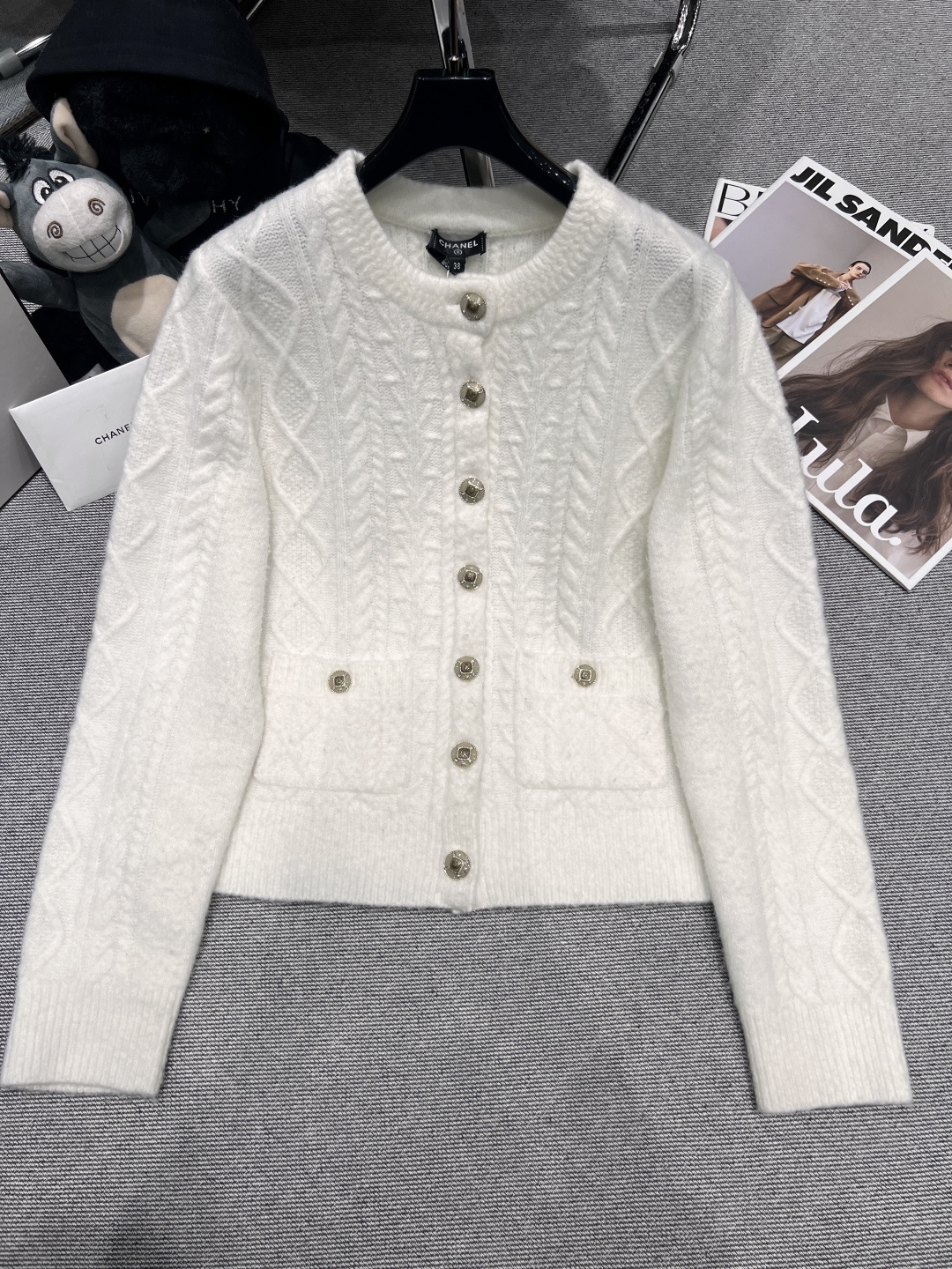 NO:605270,——Chane*——2025 autumn and winter new silk cashmere cardigan, the fabric is soft and skin-friendly, and does not scratch the skin at all. The classic round neck is paired with classic double pockets. The upper body is so high-end and stylish. SML,,chanel,real silk,alexander wang19860909——Chane*——2025秋冬新款真丝羊绒开衫,面料软糯亲肤,一点都不扎肤,经典小圆领搭配经典双口袋,上身好高级好洋气SML,,chanel,real silk,alexander wang,Women's clothing