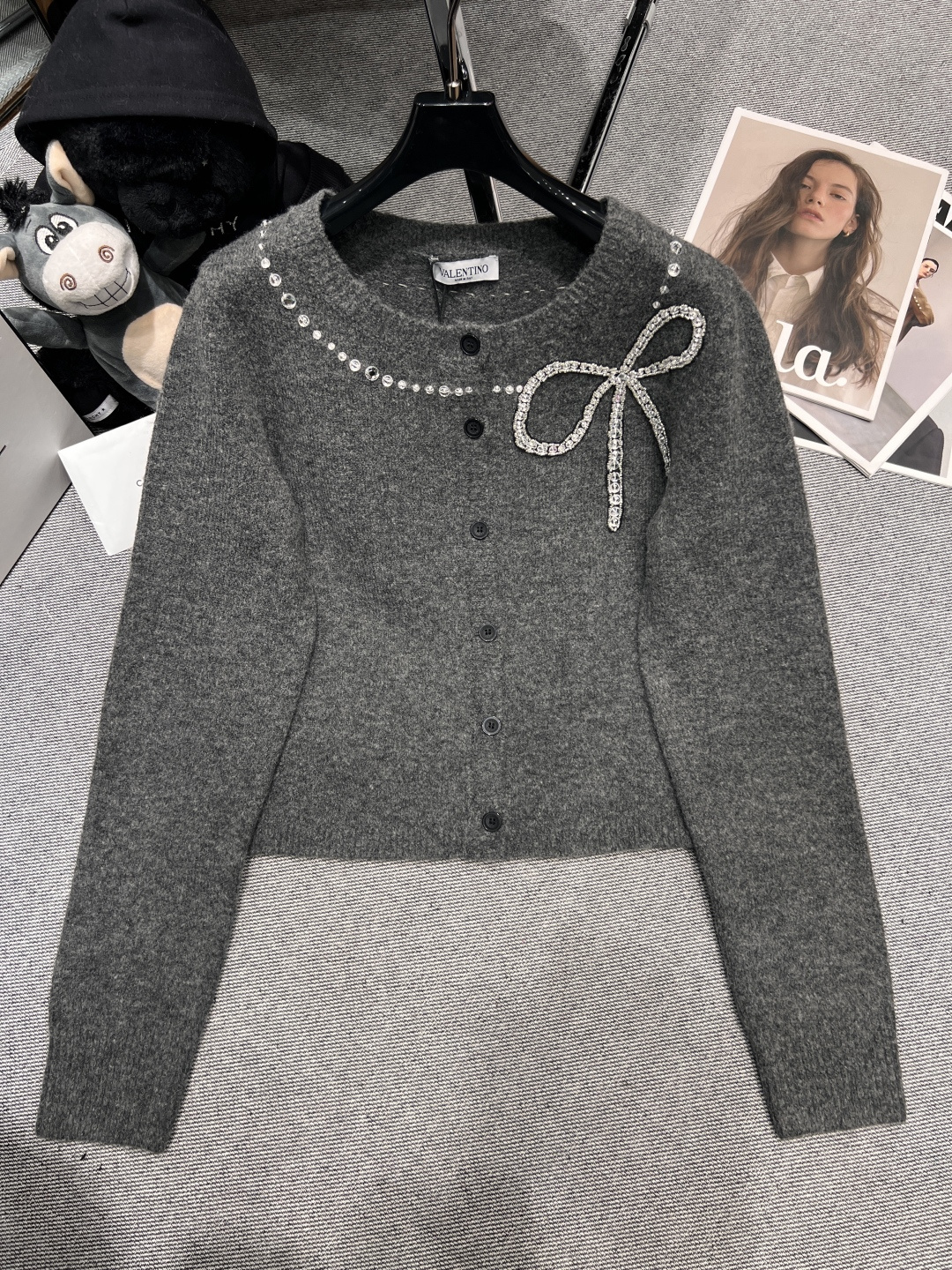 NO:605250,——VALENTIO*——2025 autumn and winter new cashmere top, on sale on the official website, the neckline is hand-sewn with a beaded diamond bow, as if you are wearing this necklace, full of exquisiteness, SML,, valentino, mido, necklace, alexander wang19860909——VALENTIO*——2025秋冬新款羊绒上衣,官网在售,领口手工缝制珠钻蝴蝶结,仿佛带着这条项链,精美度拉满,SML,,valentino,mido,necklace,alexander wang,Women's clothing