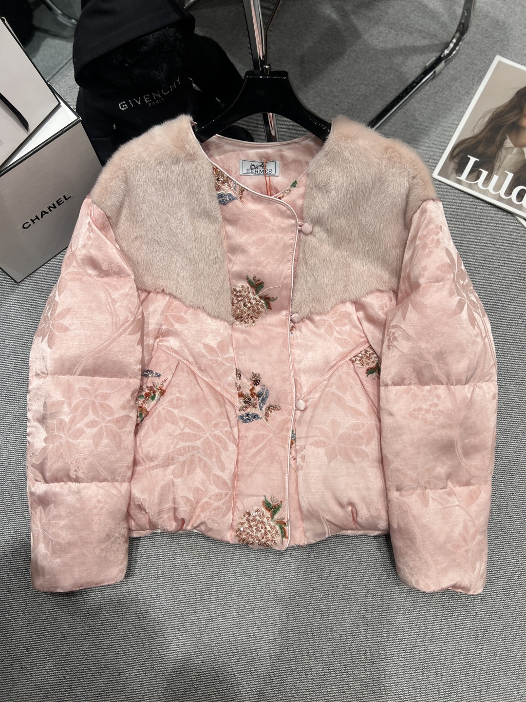 NO:605585,Comes with dust bag - HERME* - new autumn and winter mink goose down jacket, national style series, exquisite floral embroidery, full of Chinese charm spliced ​​with imported mink hair, liner filled with 90 white goose down, SMLXL,, hermes, alexander wang19860909配防尘袋——HERME*——秋冬新款水貂鹅绒服,国风系列,精致的花卉刺绣,满满的中式韵味拼接进口水貂毛,内胆填充90白鹅绒,SMLXL,,hermes,alexander wang,Women's clothing