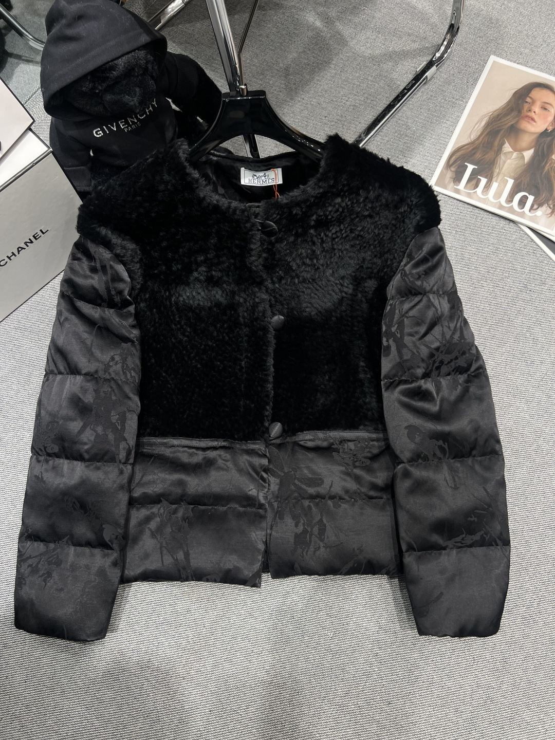 NO:605591,Comes with dust bag - HERME* - new autumn and winter mink goose down jacket, national style series, made of dark-grained delicate linen jacquard fabric, molly lamb collar splicing, adding warmth and elegance!  Liner filled with 90 white goose down, SMLXL, hermes, alexander wang19860909配防尘袋——HERME*——秋冬新款水貂鹅绒服,国风系列,采用暗纹精致的亚麻提花面料,莫利羊羔领口拼接,增添温暖与优雅！内胆填充90白鹅绒,SMLXL,,hermes,alexander wang,Women's clothing