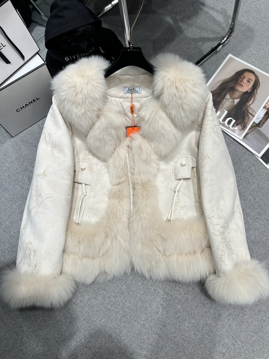 NO:605596,Comes with dust bag - HERME* - new autumn and winter fox fur collar goose down jacket, made of jacquard dark pattern fabric, cuffs and hem spliced ​​with fox fur, full of layering, liner filled with 90 white goose down, SMLXL,, hermes, alexander wang19860909配防尘袋——HERME*——秋冬新款狐狸毛领鹅绒服,采用提花暗纹面料,袖口和下摆拼接狐狸毛,层次感满满,内胆填充90白鹅绒,SMLXL,,hermes,alexander wang,Women's clothing