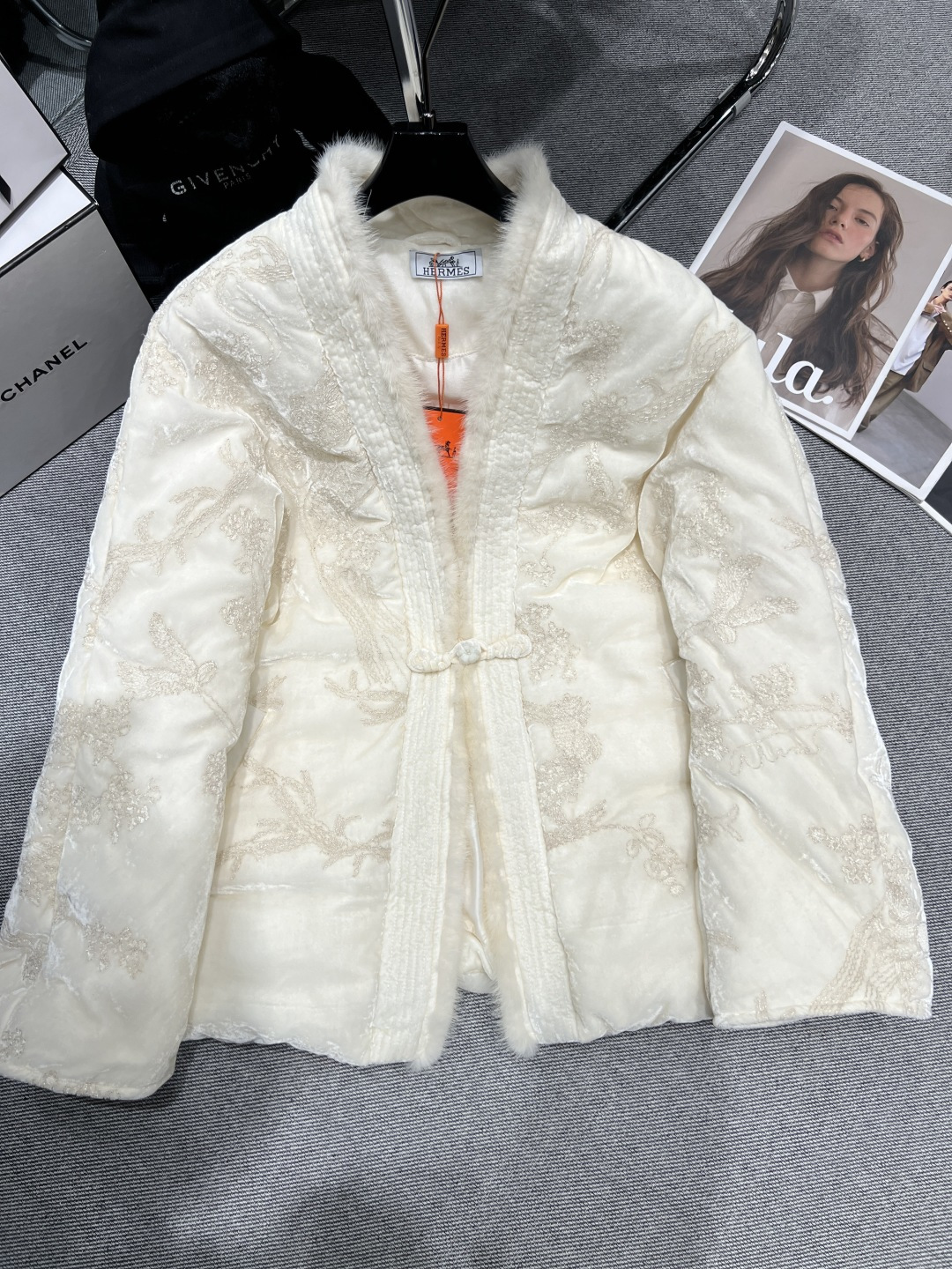 NO:605588,Equipped with dust bag - HERME* - new autumn and winter mink goose down jacket, national style series, heavy gold thread embroidered mink fur, full of oriental beauty, liner filled with 90 white duck down, SMLXL,, hermes, alexander wang19860909配防尘袋——HERME*——秋冬新款水貂鹅绒服,国风系列,重工金线刺绣水貂毛,东方美感十足内胆填充90白鸭绒,SMLXL,,hermes,alexander wang,Women's clothing