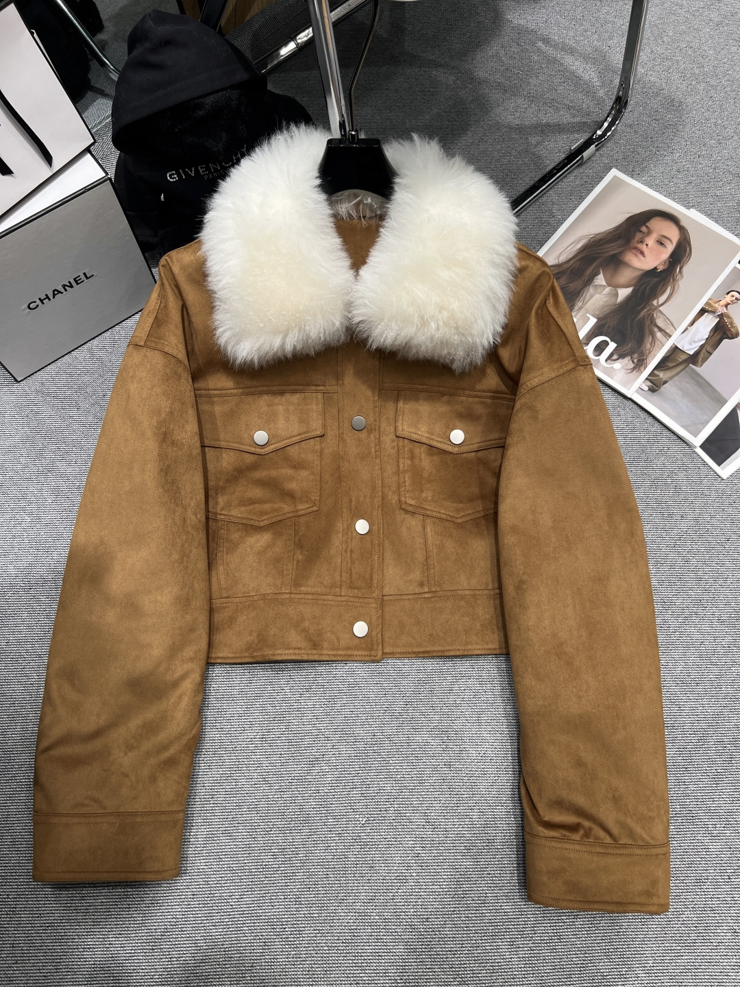 NO:605599,Comes with dust bag - MO&Co - New autumn and winter lamb fur collar suede goose down jacket, lamb fur collar is warm and fashionable, short design makes you look taller and slimmer, flip-up pocket design, metal buttons full of details, liner filled with 90 white goose down, SMLXL,, chamois leather, alexander wang19860909配防尘袋——MO&Co——秋冬新款羊羔毛领麂皮鹅绒服,羊羔毛领保暖又时髦,短款设计显高又显瘦,翻口袋设计,金属纽扣细节感满满,内胆填充90白鹅绒,SMLXL,,chamois leather,alexander wang,Women's clothing