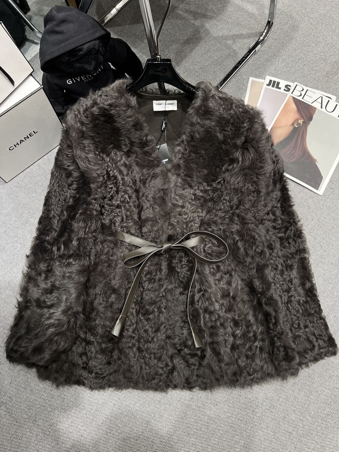 NO:606029,Equipped with dust bag - SYL - the new autumn and winter Xiaohu sheep fur all-in-one jacket is made of Xiaohu sheep fur imported from Spain, which is soft, delicate and warm. The V-neck belt design makes you look slim and elegant!  SMLXL,,jackets & coats,sheepskin,alexander wang19860909配防尘袋——SYL——年秋冬新款小湖羊皮毛一体外套,采用西班牙进口小湖羊皮毛,柔软细腻,保暖性强.V领腰带设计,显瘦又有气质！SMLXL,,jackets & coats,sheepskin,alexander wang,Women's clothing
